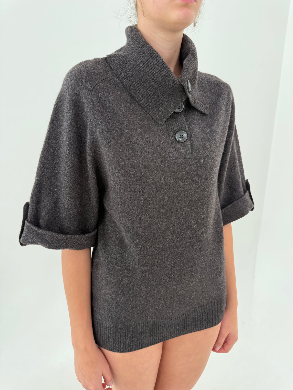 Top polo dark brown din lana extrafina cu mânecă reglabilă