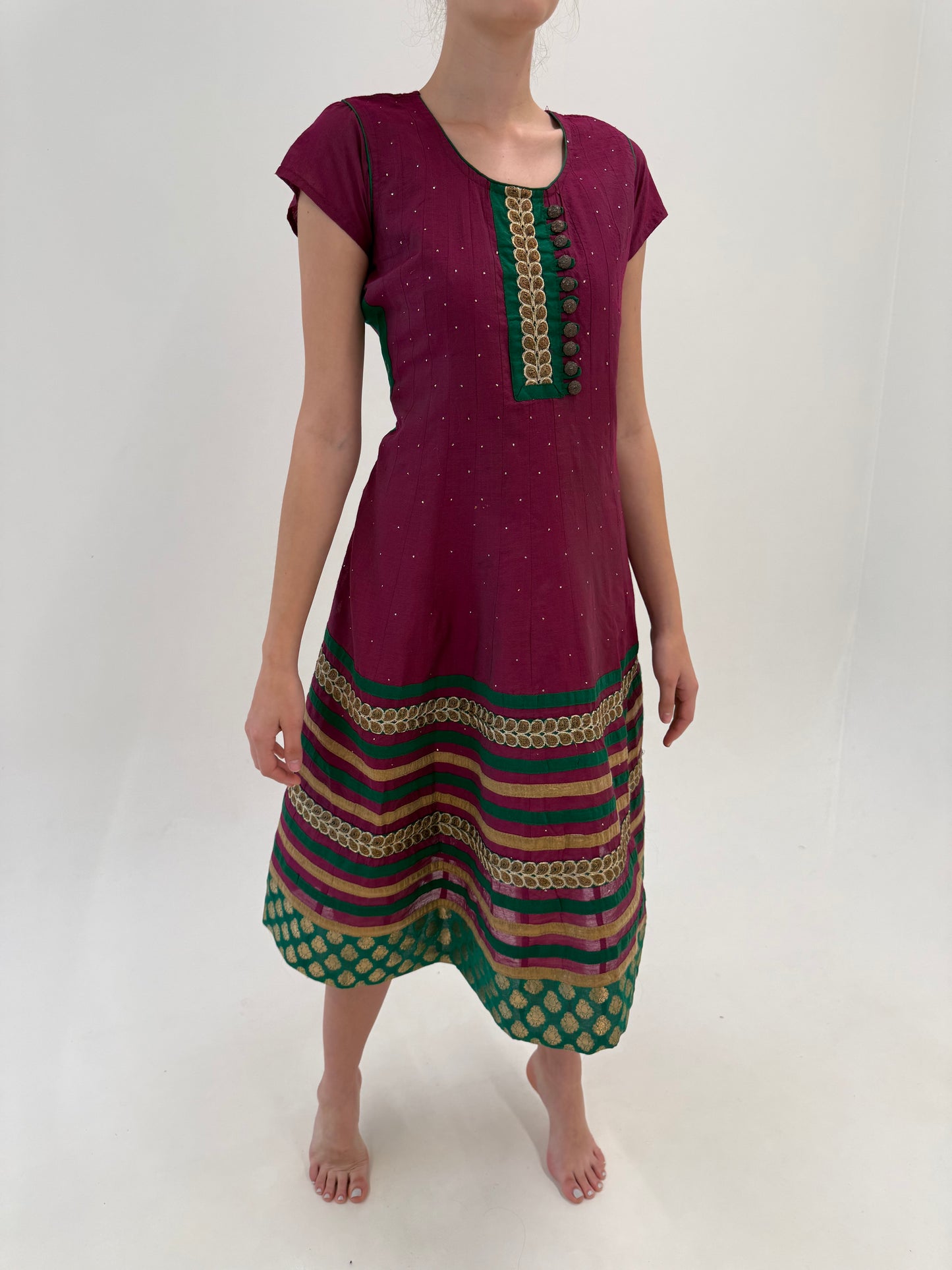 Rochie de inspirație asiatică cu broderie manaula excepțională și inserții aurii ‘kurti dress’