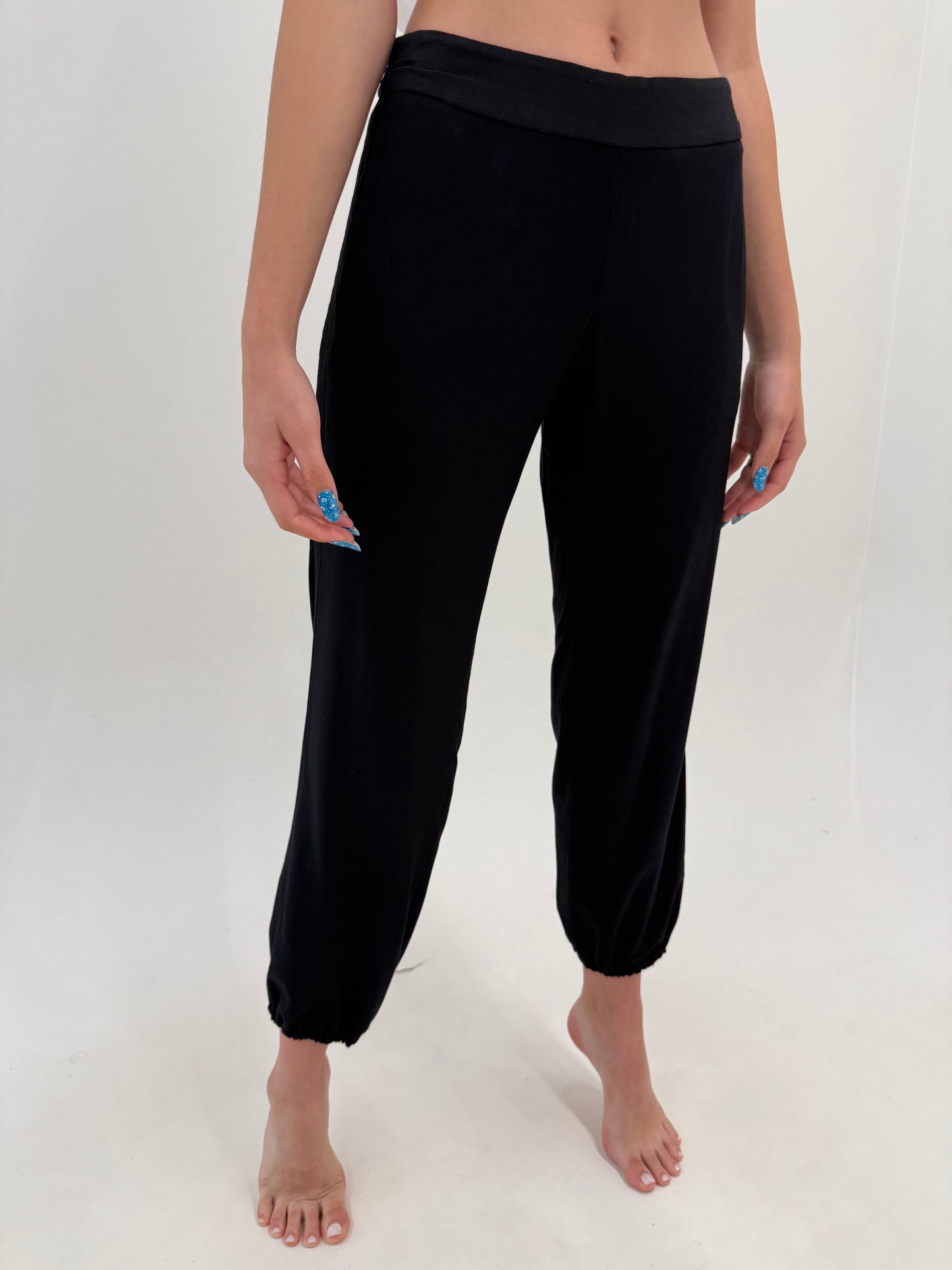 Pantaloni Negri Armani petite în croi în stil baloon cu vipușca și detalii chic