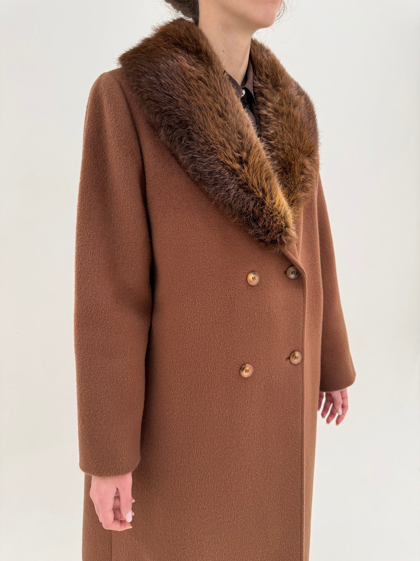 Palton in croi elegant sculptural italian de brand luxury cu blană naturală