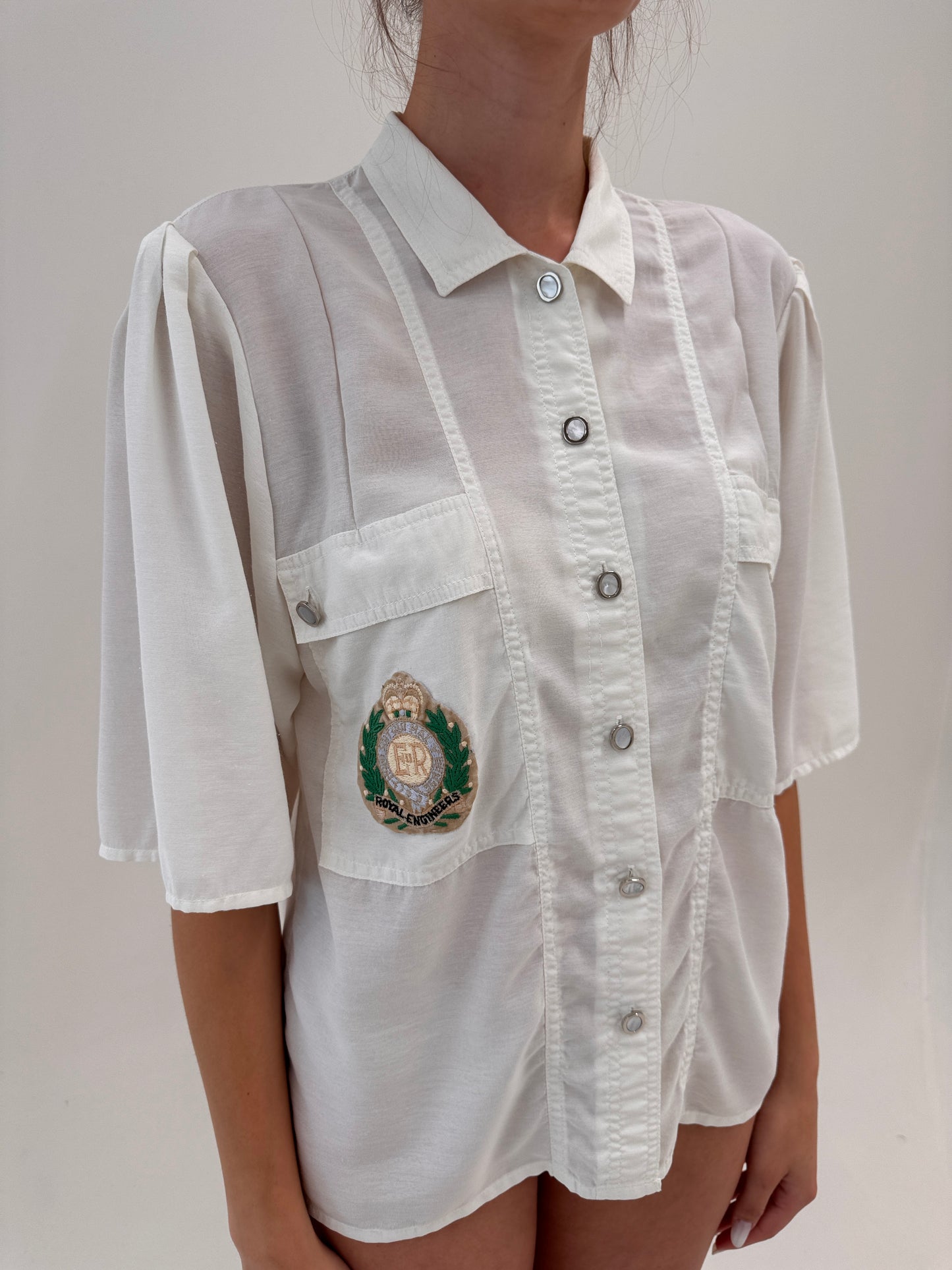 Cămașa vintage super vaporoasă cu emblemă brodată și influențe casual