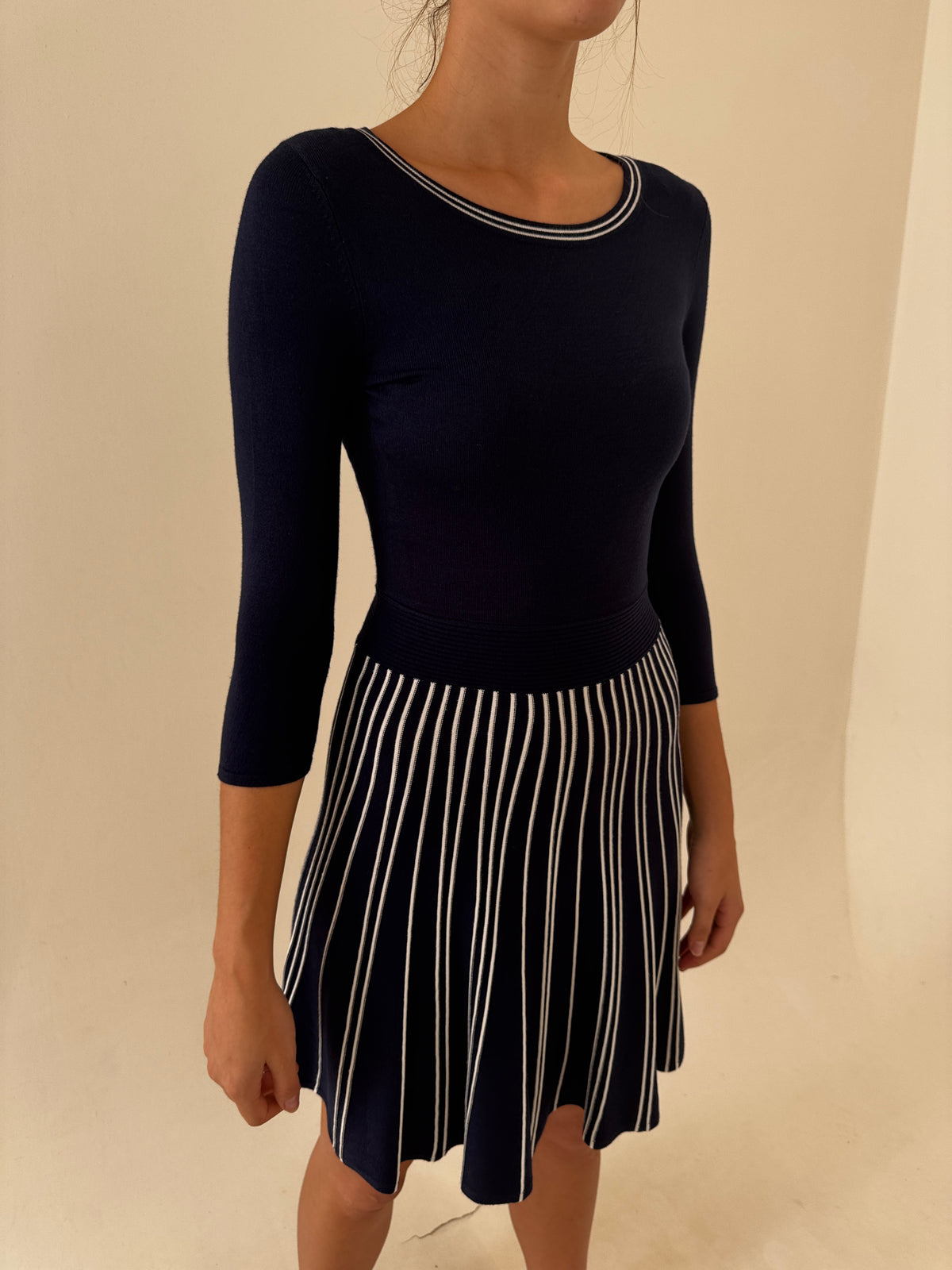 Rochie ultra feminină din tricot de vacsiza Navy blue și alb cu fusta plisată