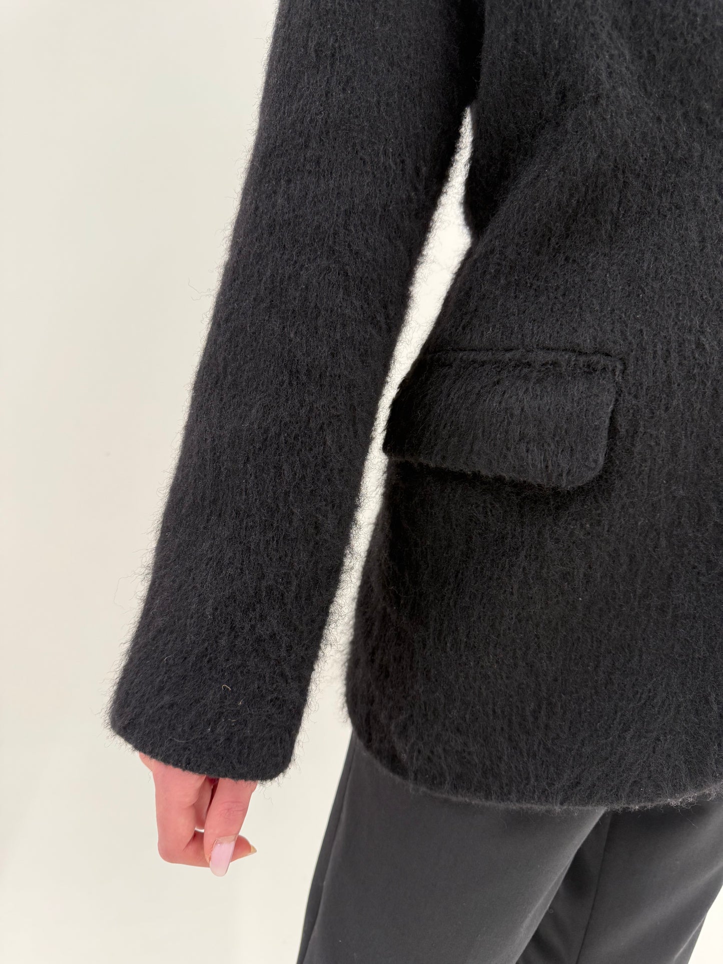 Sacou negru gros cu închidere tip smoking din lana cu aspect de blăniță