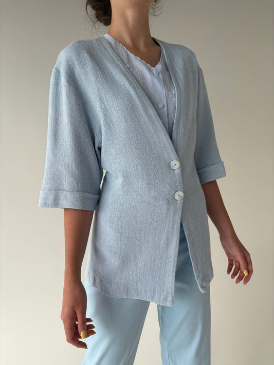 Sacou baby Blue în croi ușor cambrat on croi minimalist cu șlițuri laterale