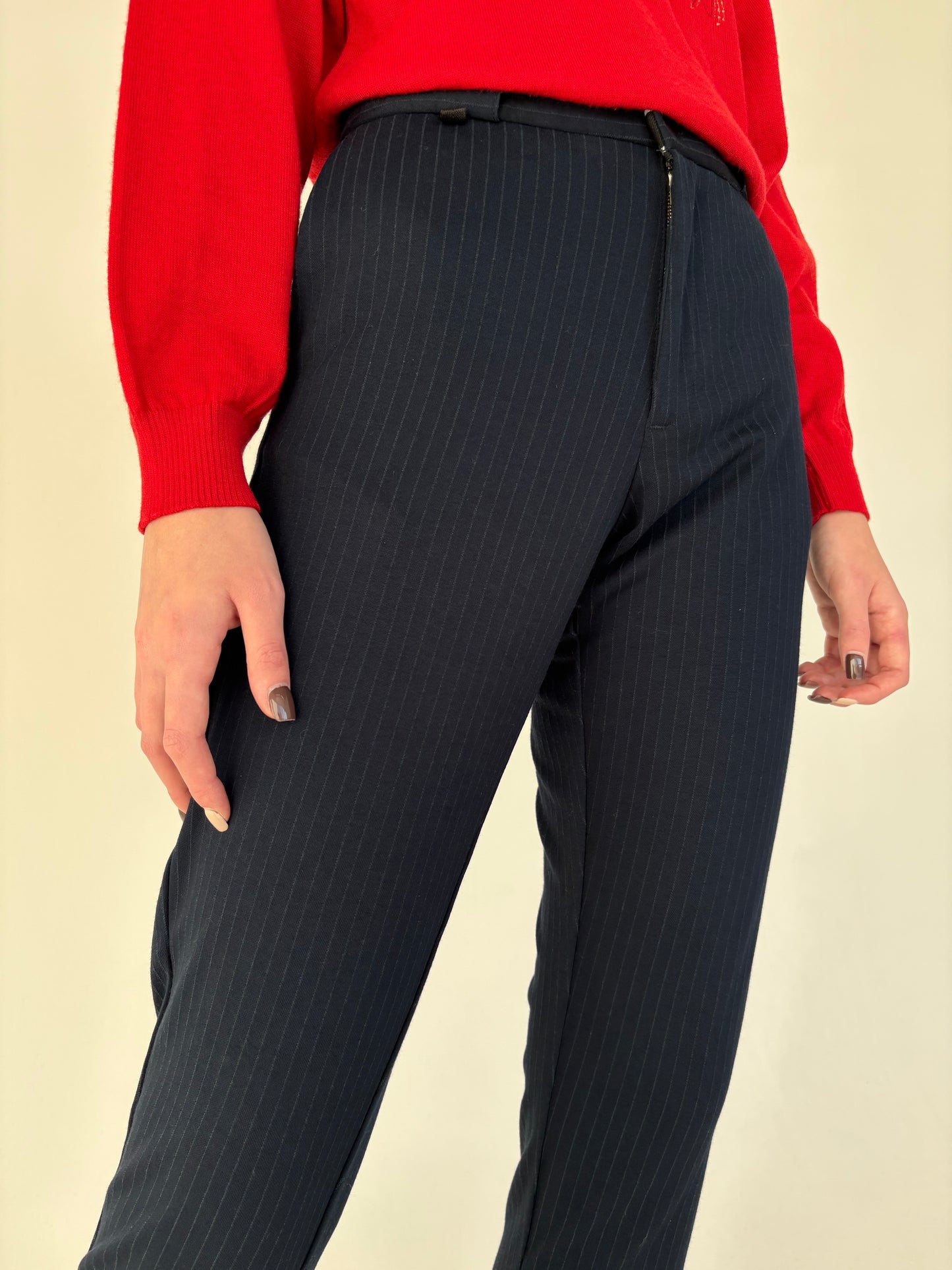 Pantaloni Navy cu dungi fine verticale din stofă strech