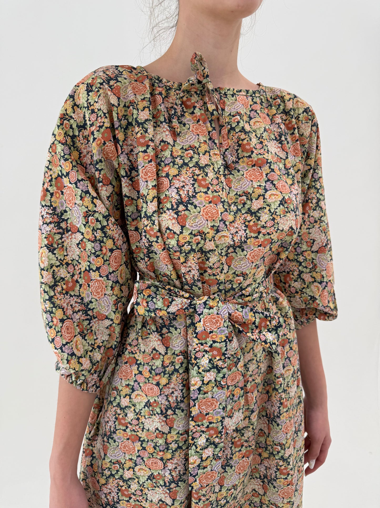 Rochie maxi cu print floral delicat și talie reglabilă cu cordon
