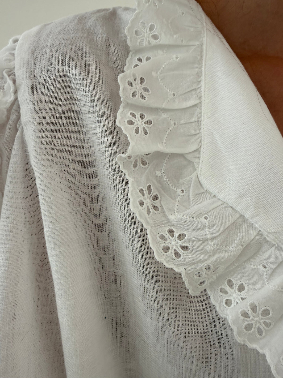 Cămașa vintage cu mâneci bufante și broderie anglaise din panza fină de bumbac și in