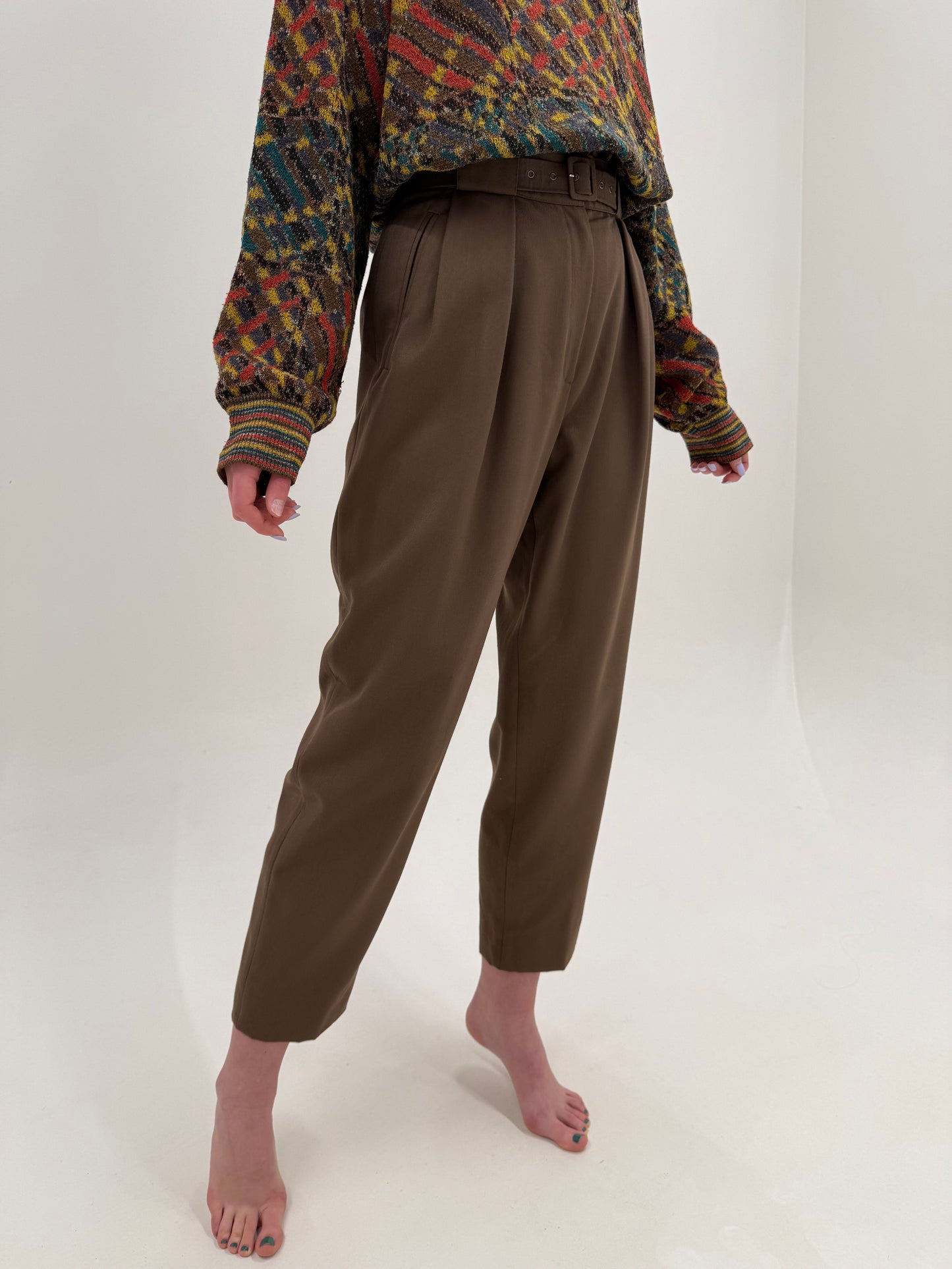 Pantaloni taupe cu pense adânci și talie ultra înaltă cu curea proprie