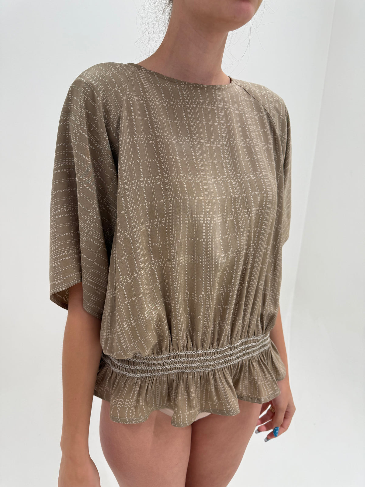 Top Max Mara camel superb în croi amplu din mătase naturală cu efect de peplum
