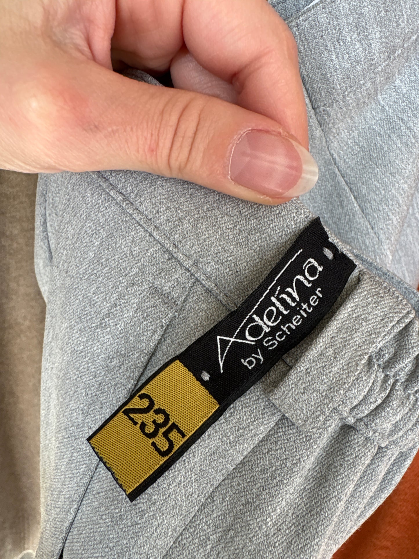 Pantaloni petite noi silver gray din stofă de lana extrafina confort