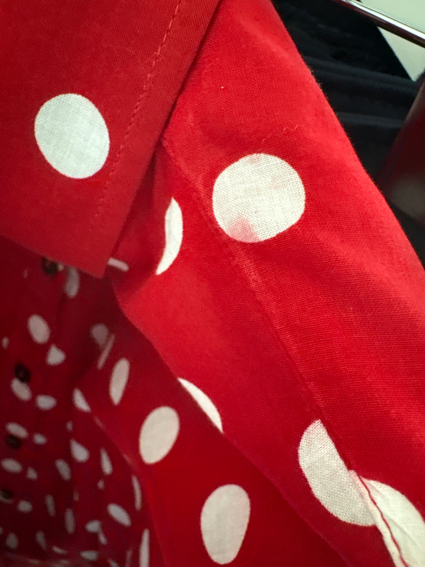 Cămașa premium cherry red cu buline din poplin texturat de bumbac