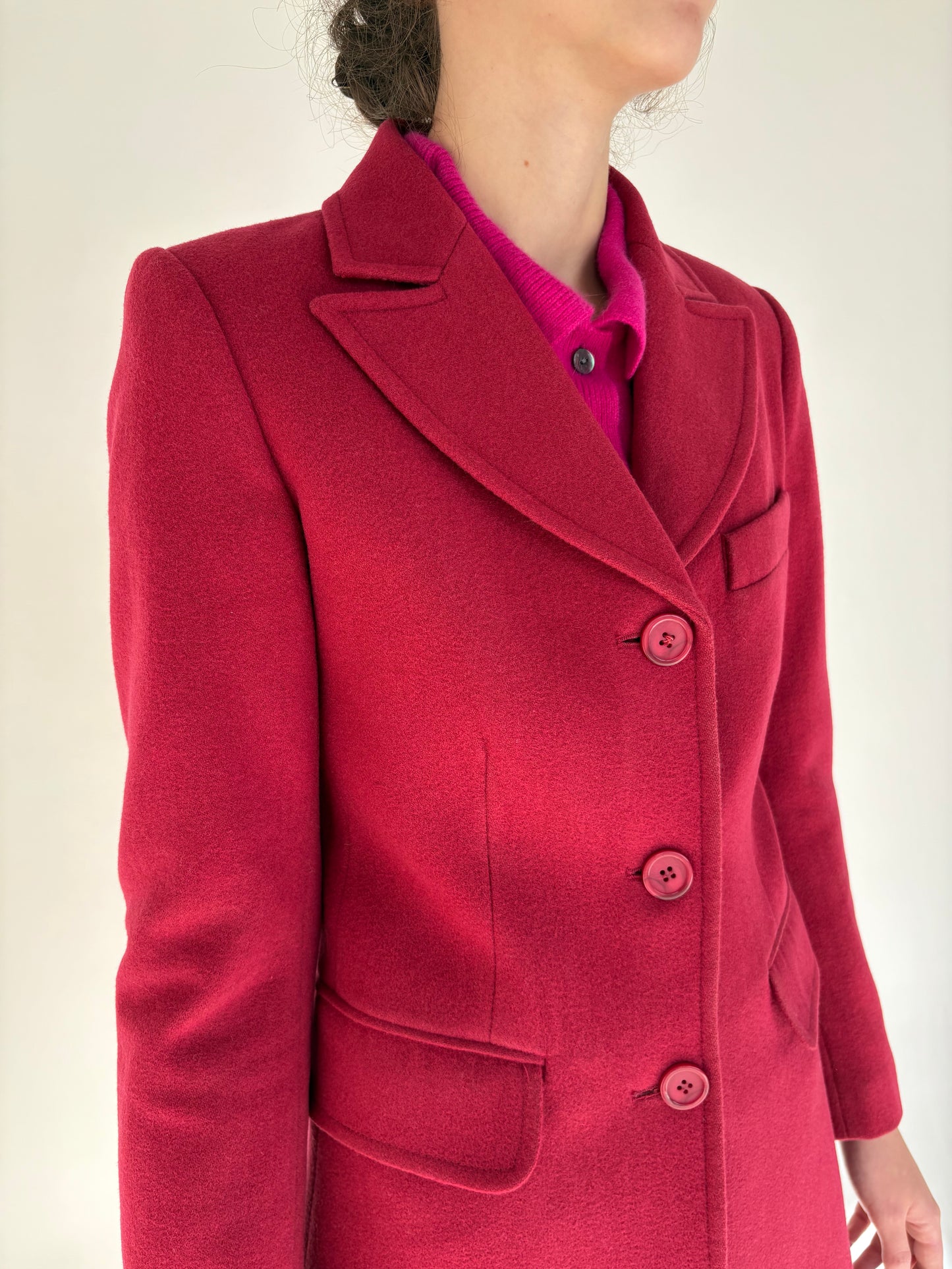 Palton rasberry red ușor cambrat cu revere late din lana extrafina