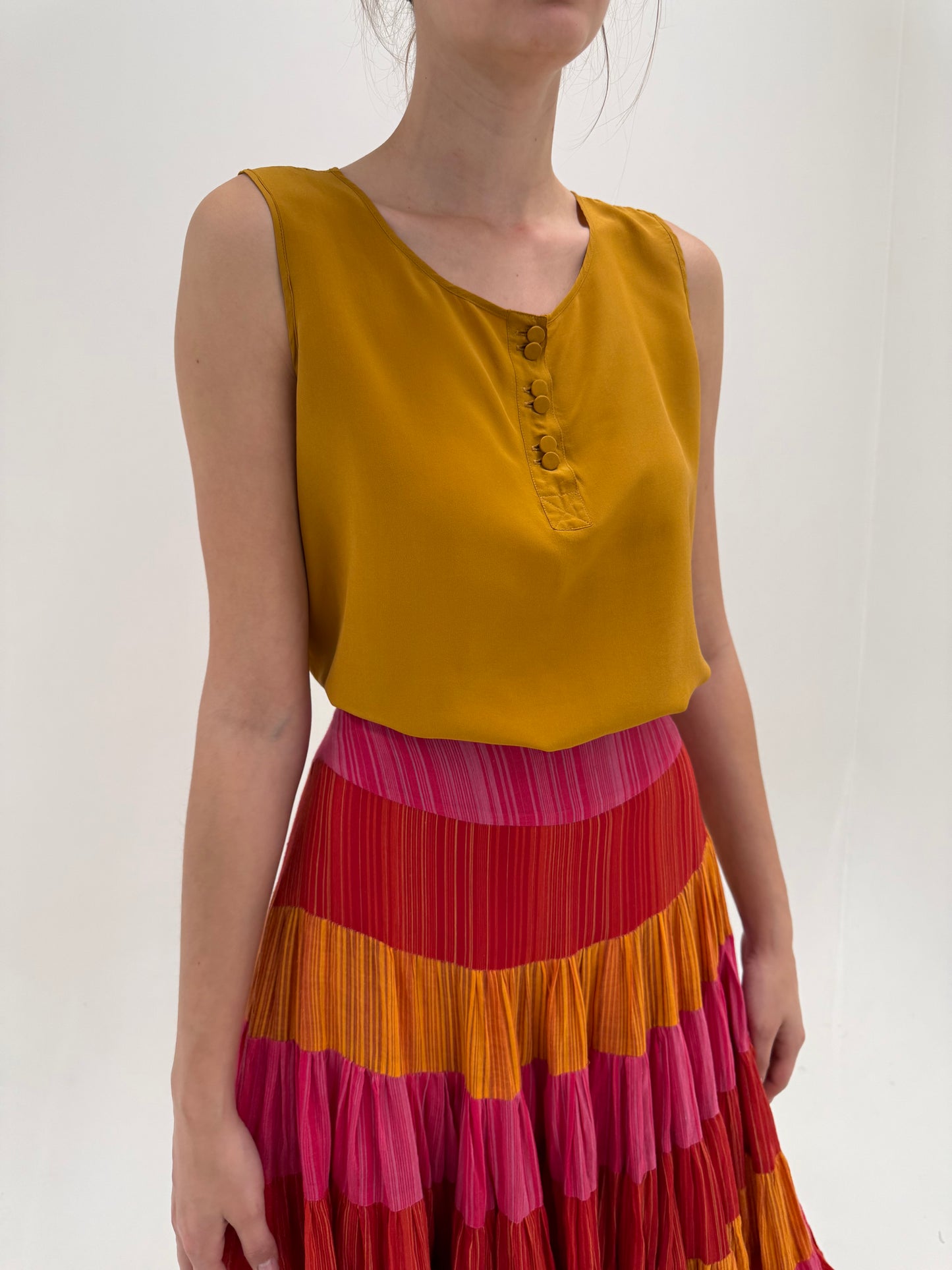 Top mustard yellow din mătase naturală în croi minimalist