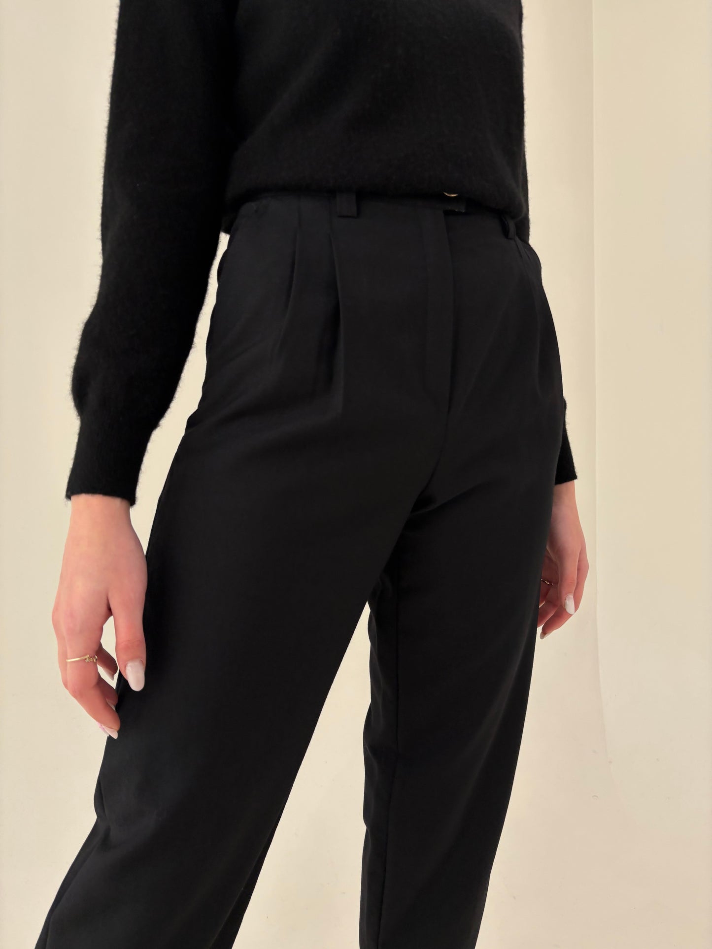 Pantaloni negri petite cu talie ultra înaltă și pense din stofita de primăvară