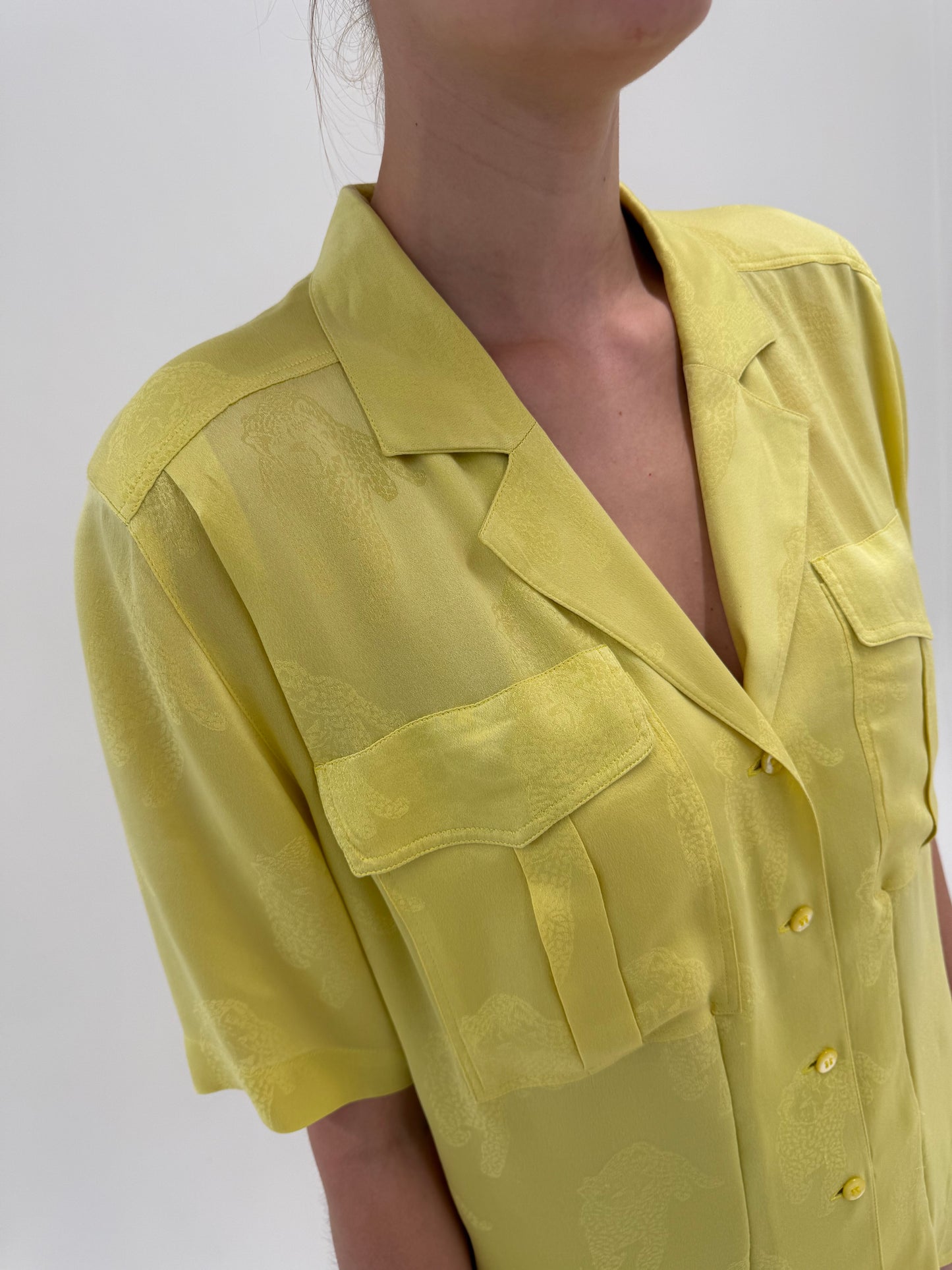 Cămașa Escada lime yellow din mătase naturală în croi retro modern