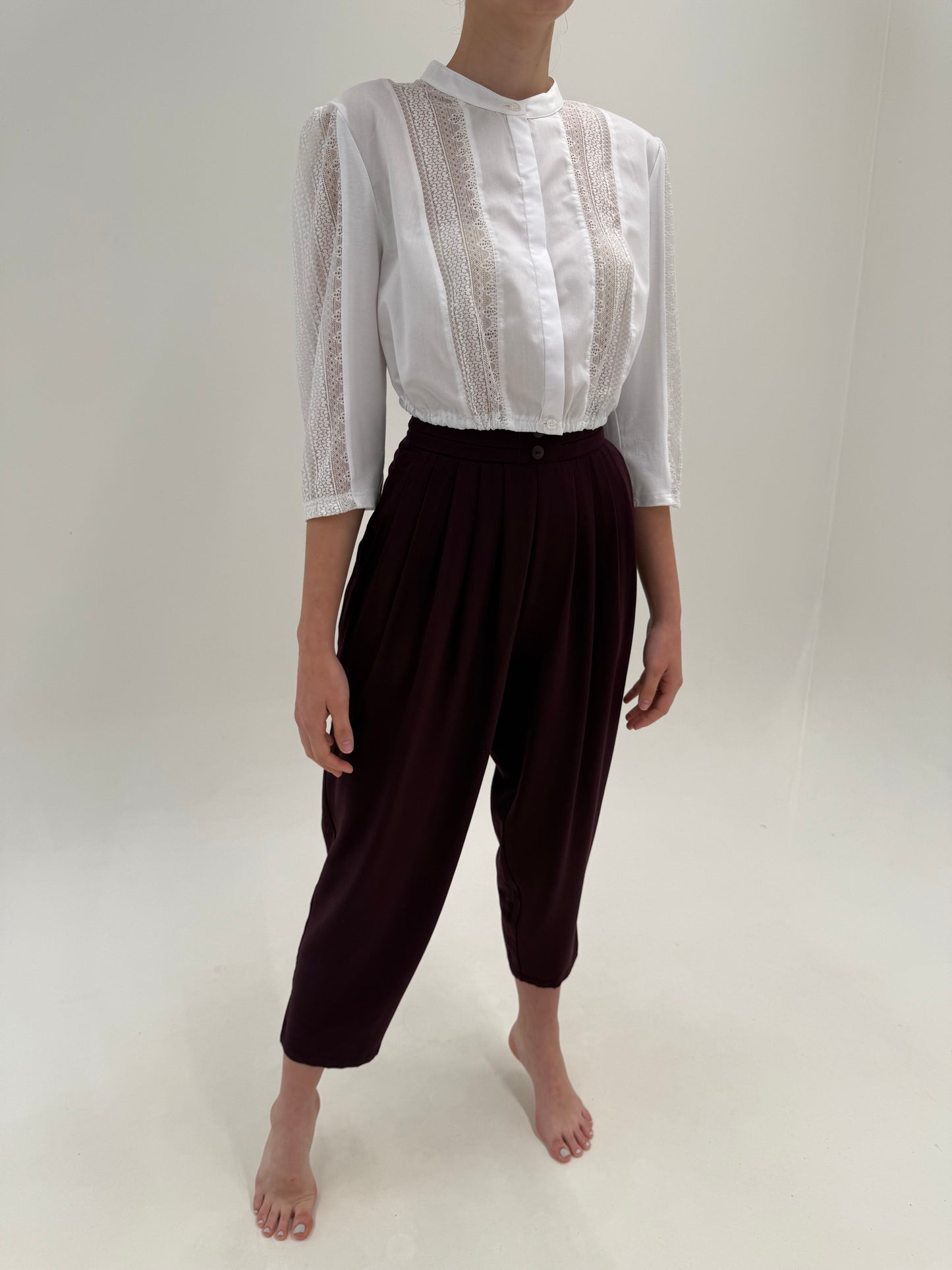 Costum vintage de vară aubergine cu sacou cambrat și pantaloni drapați