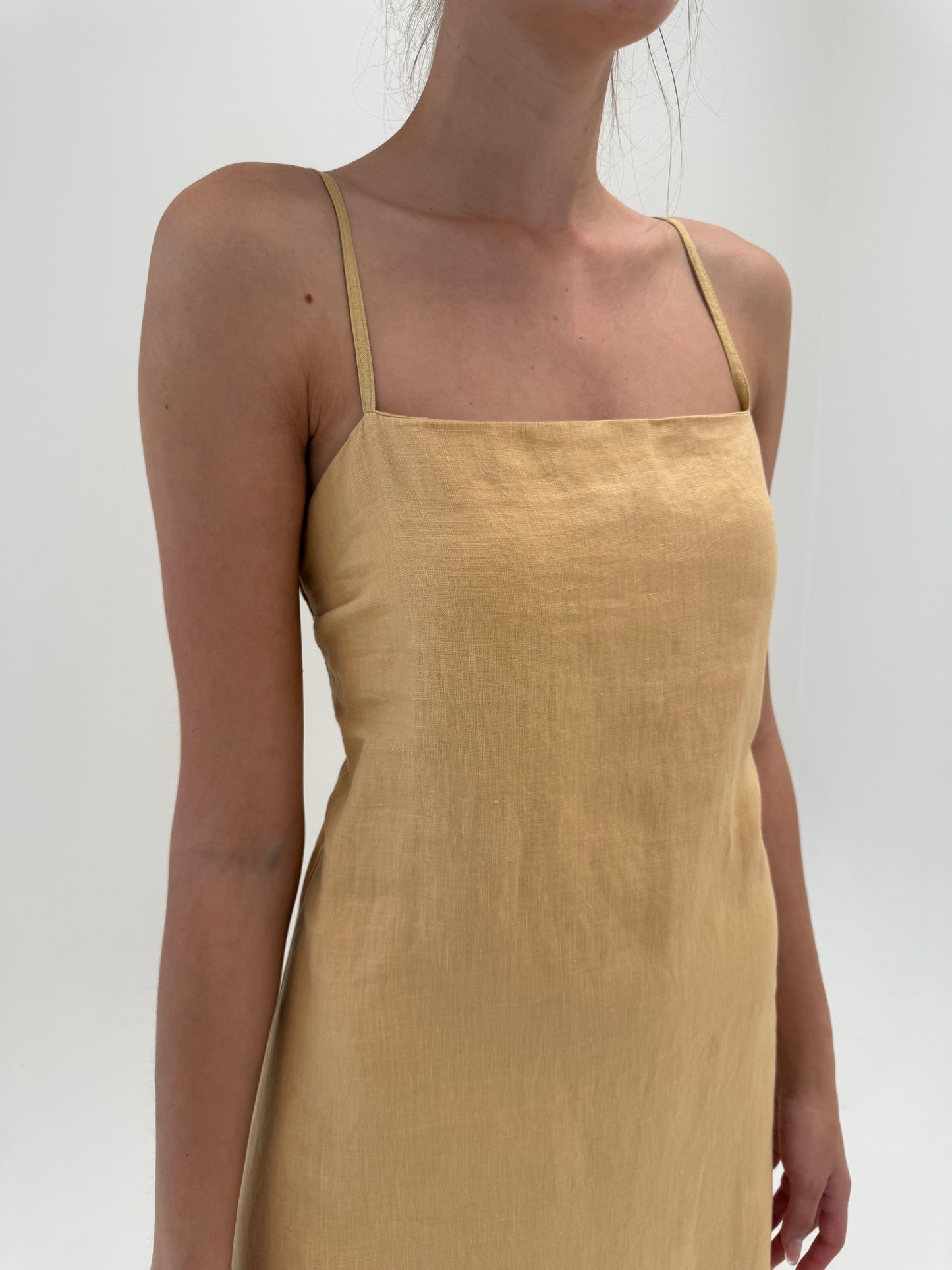 Rochie maxi tall din in butter yellow cu spate elastic în croi minimalist