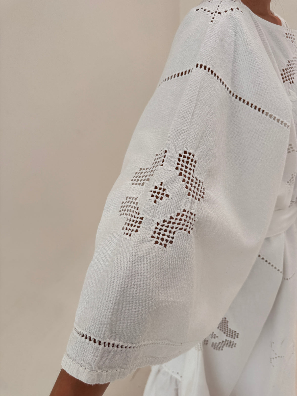 Kaftan excepțional cu cordon în croi amplu cu macrame și broderie manuală