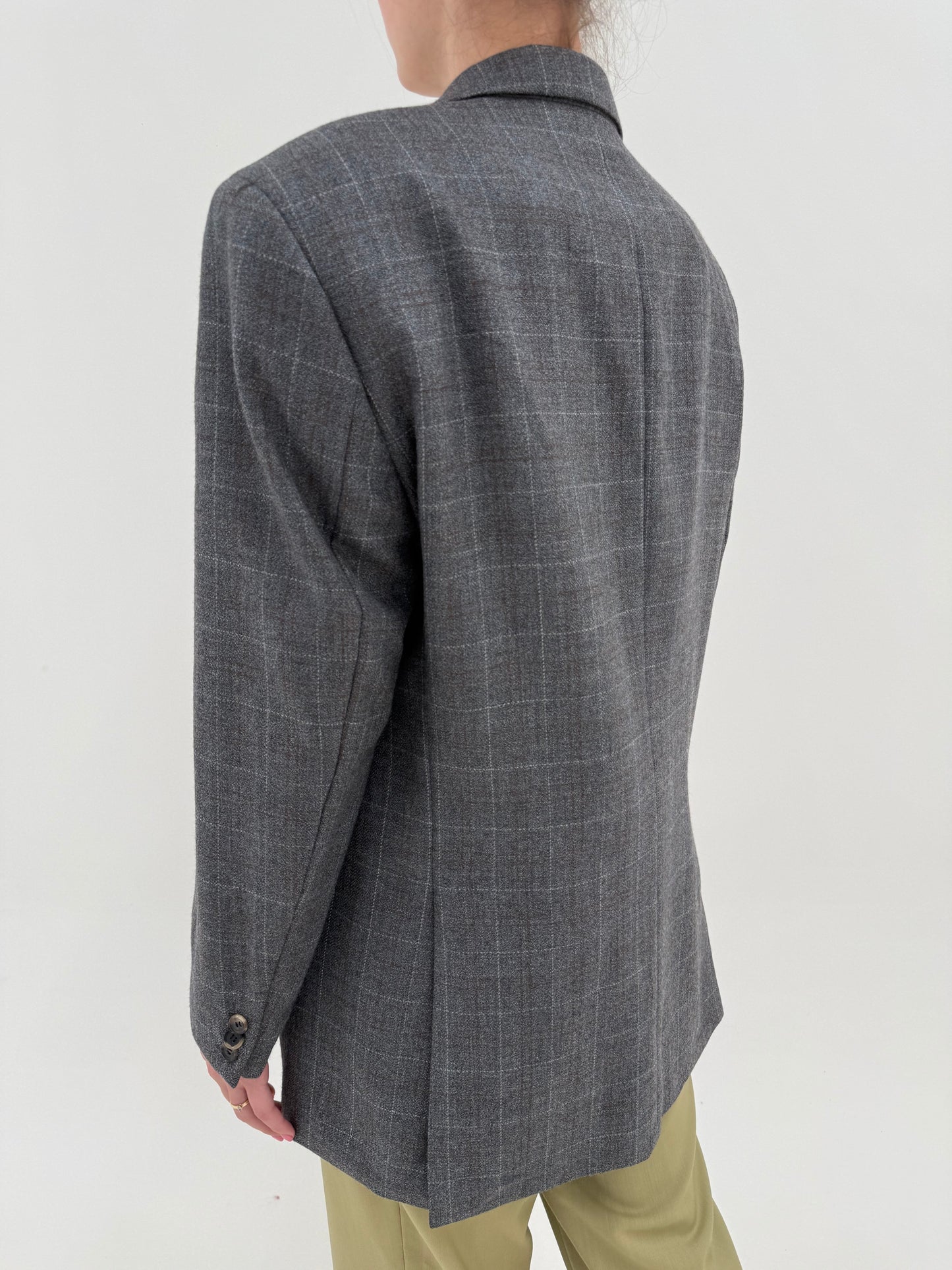 Sacou steel gray Hugo Boss în carouri fine și croi actual