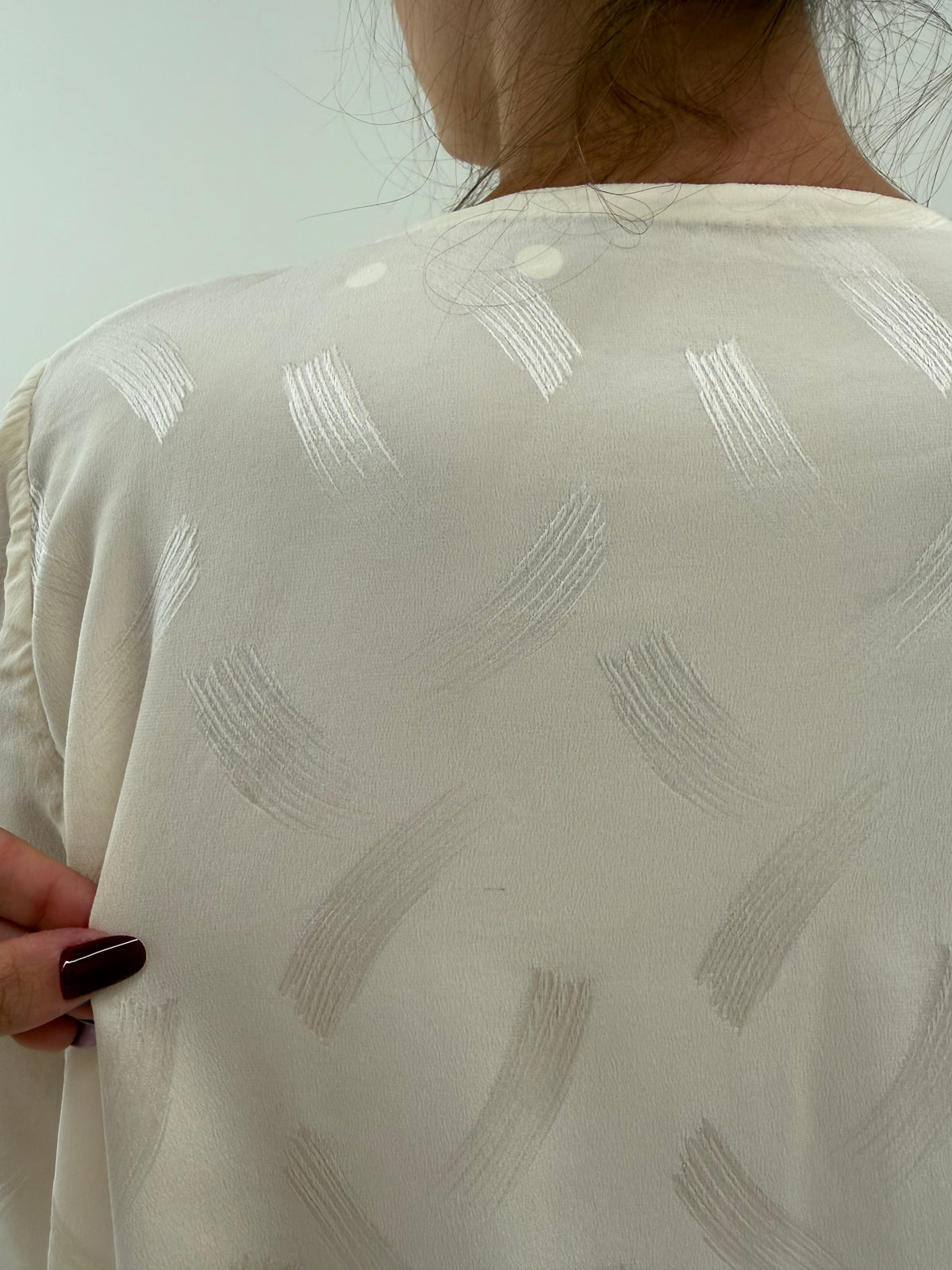 Cămașa din mătase naturală plina butter white cu bust drapat
