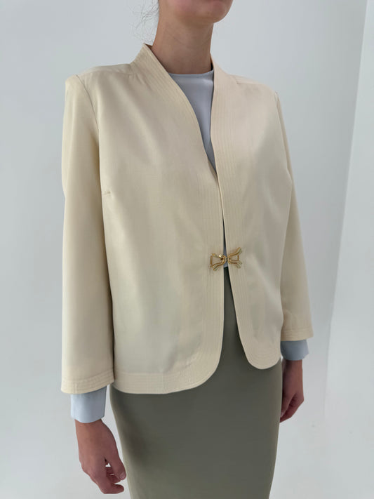 Jacheta vintage din lana extrafina butter white cu închidere bijuterie metalică