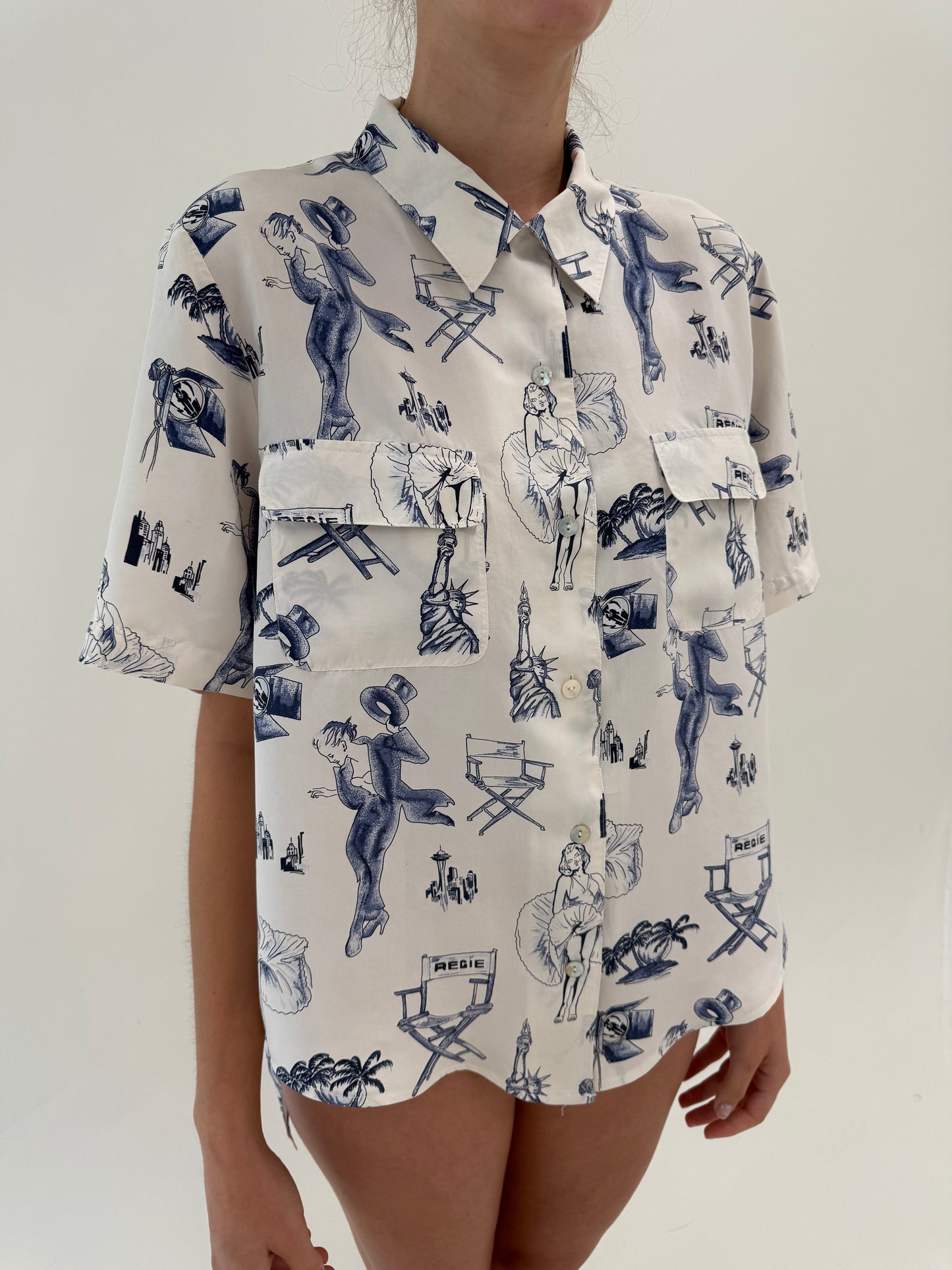Cămașa din mătase naturală cu print Navy în croi lejer și influențe casual