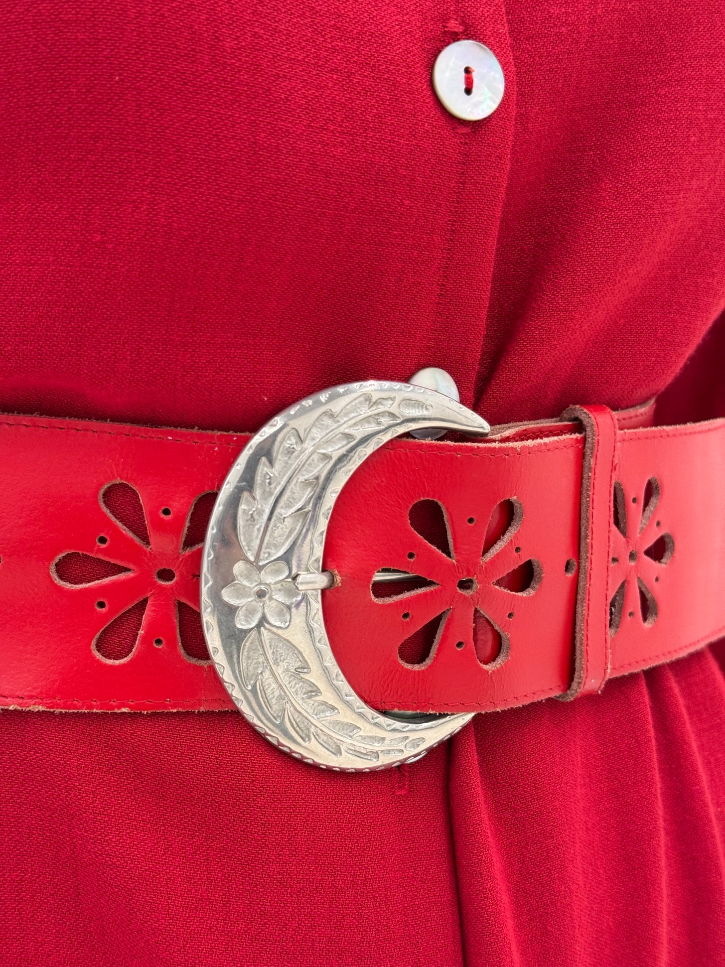 Centura din piele naturală groasă perforată cu feronerie argintie