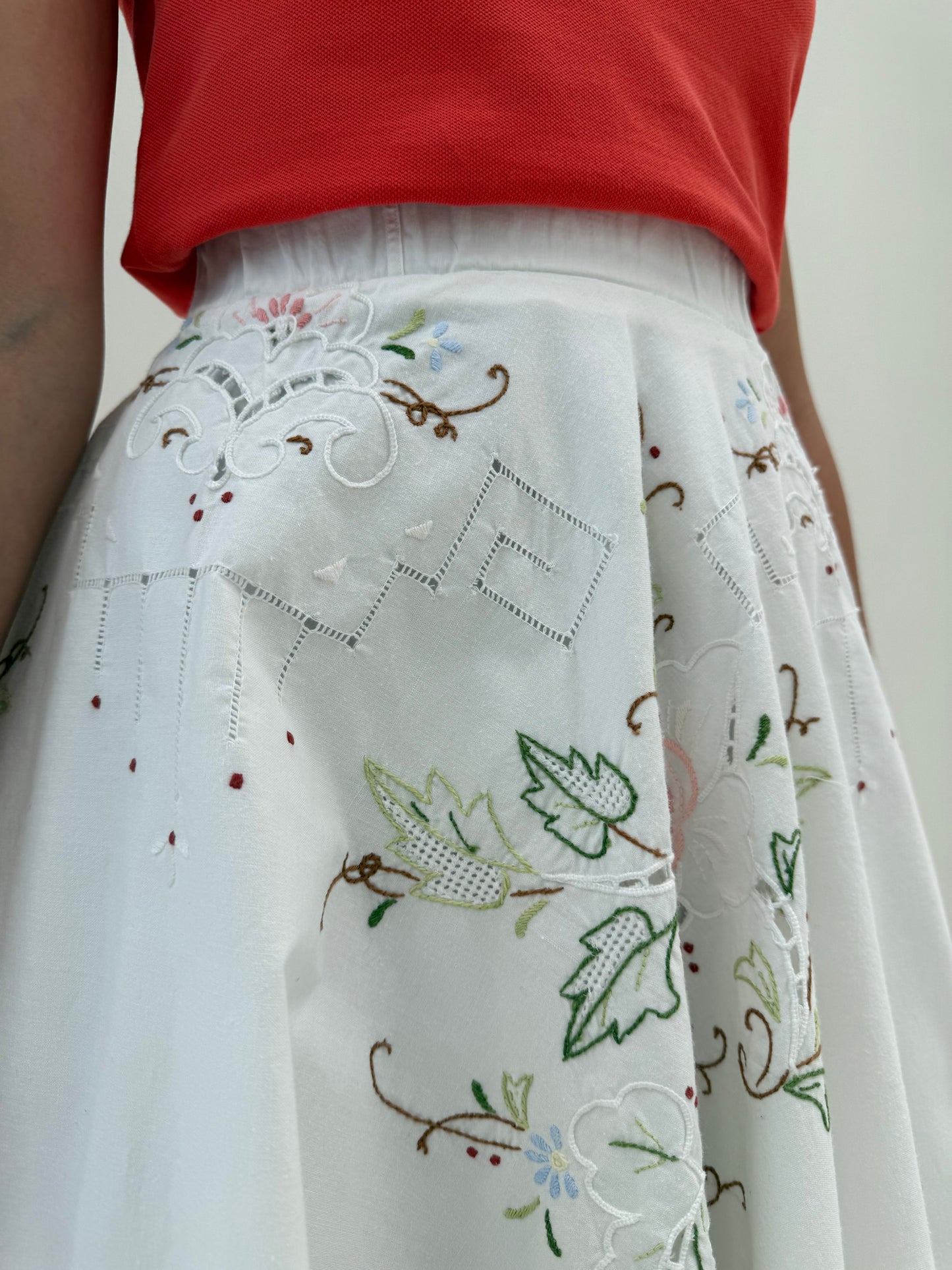 Fustă vintage bijuterie cu broderie manuală delicată extrem de amplă din pânză