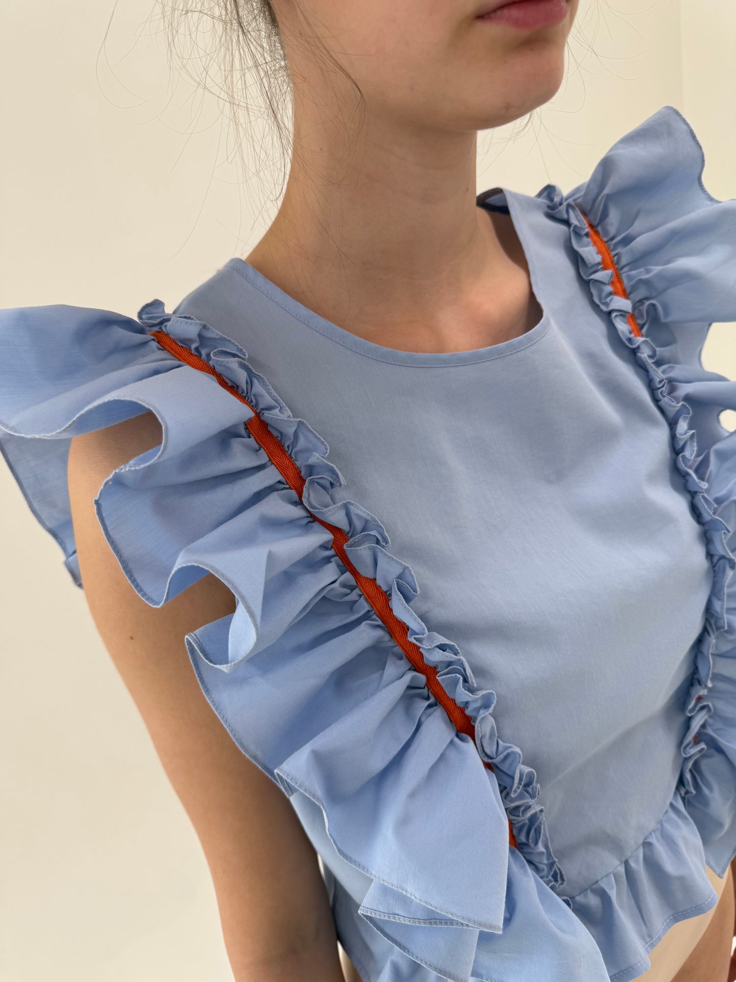 Top baby blue italian din poplin de bumbac cu volane