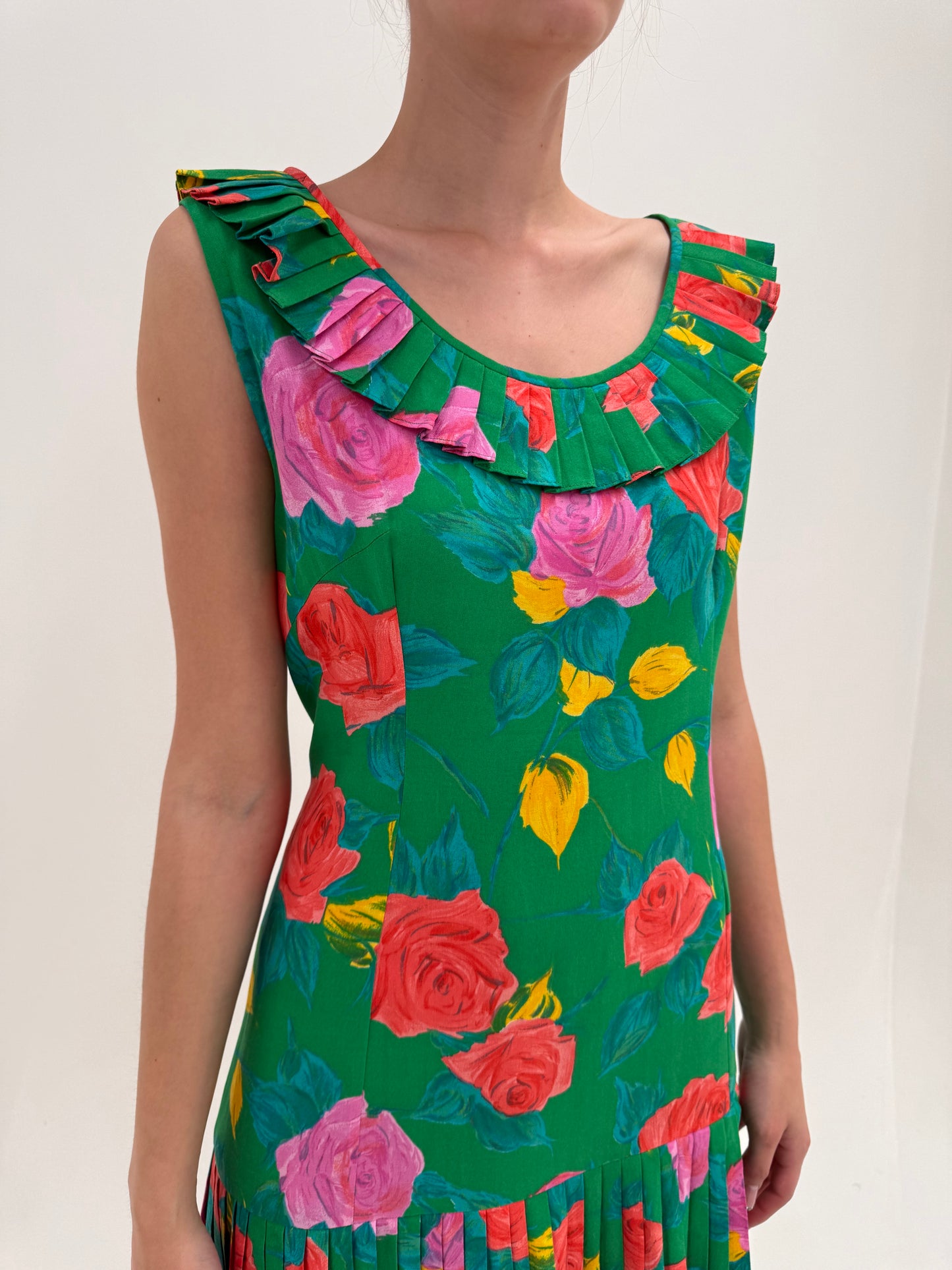 Rochie vintage cu guler și fustă plisată în culori tari