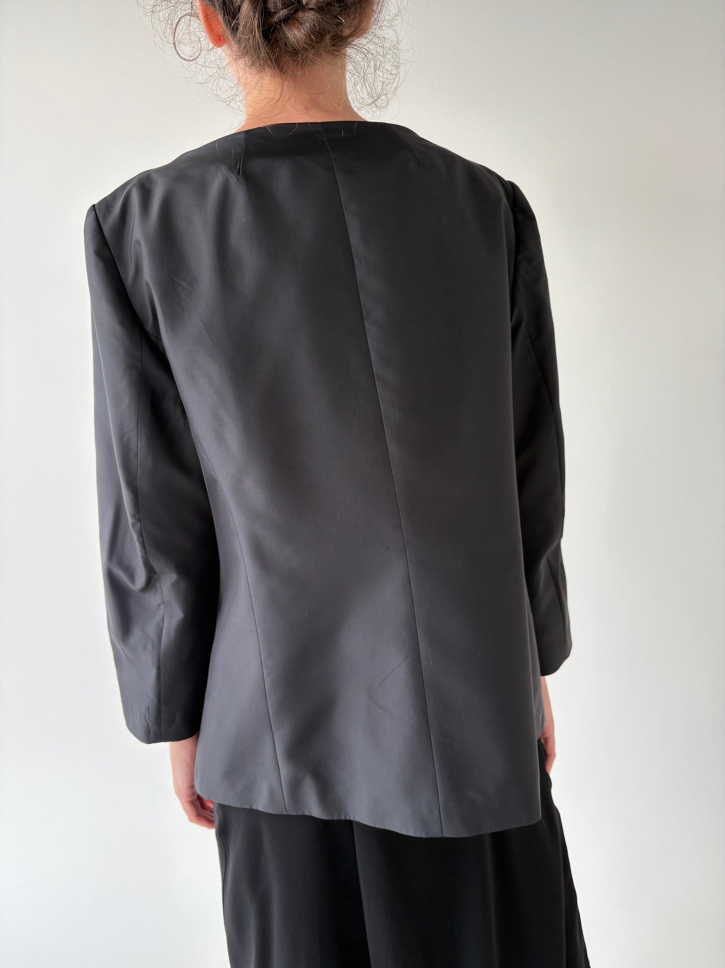 Sacou negru în croi minimalist ușor cambrat și satinat