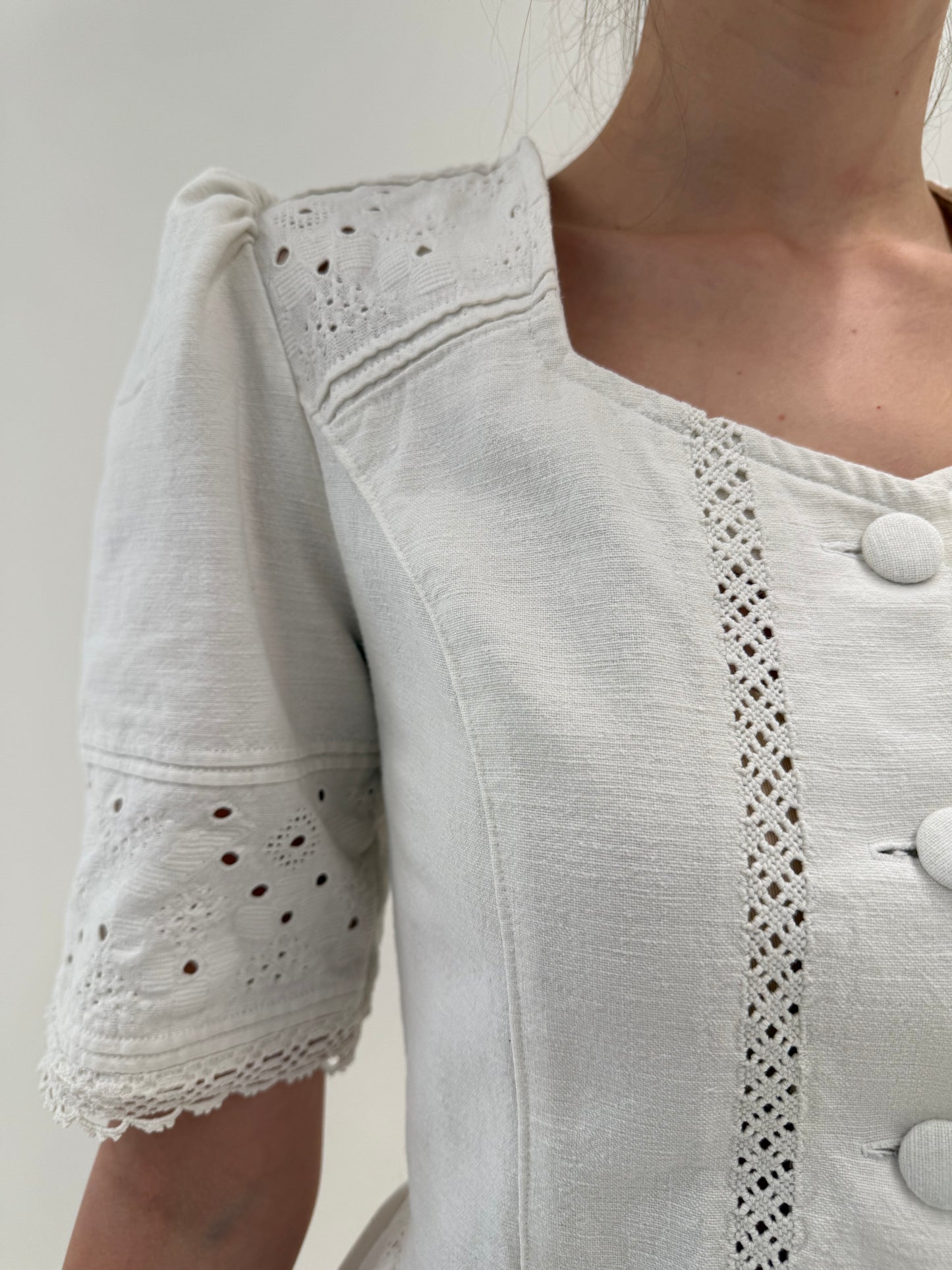 Rochie vintage din pânză grea excepțională cu broderie manuală și corsaj