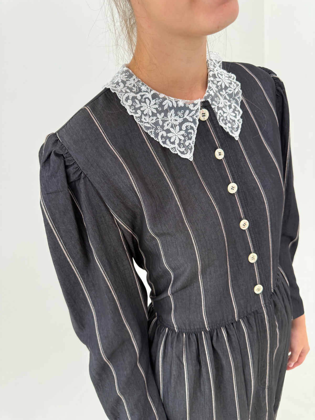 Rochie vintage cu talie marcată și dungi fine verticale din țesătură plină naturală