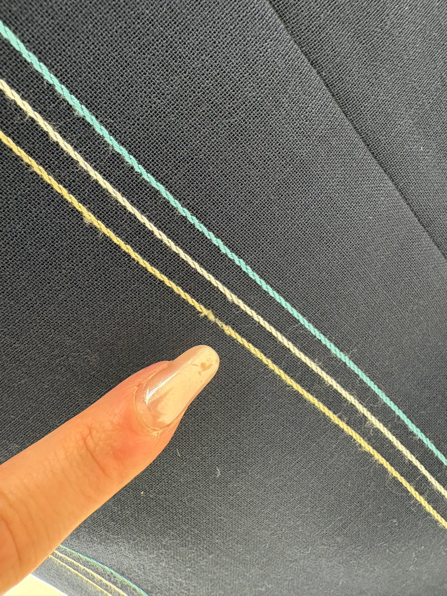 Rochie vintage în croi retro modern în dungi fine verticale cu mâneci ușor bufante