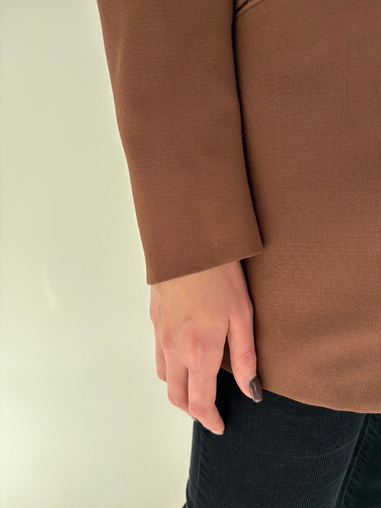 Sacou chocolate brown din lana ușor structurată în croi actual