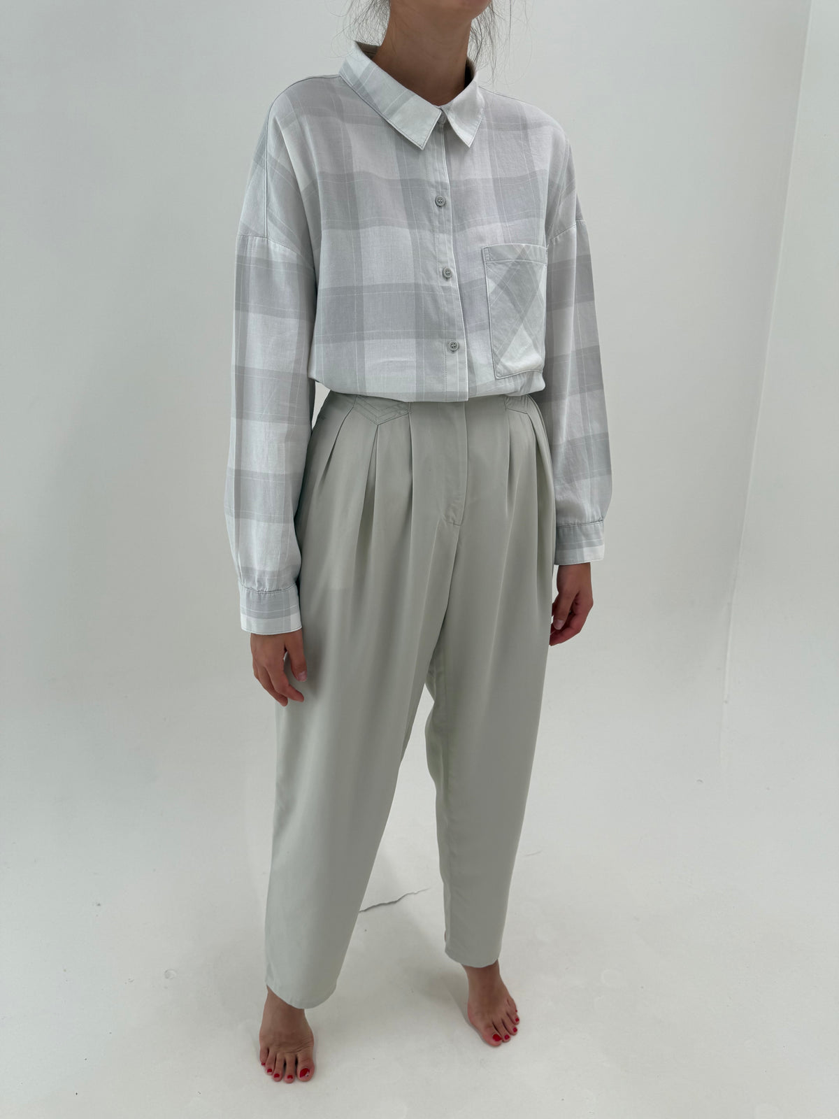 Pantaloni tall drapați cu pense si solduri generoase din bumbac gros texturat