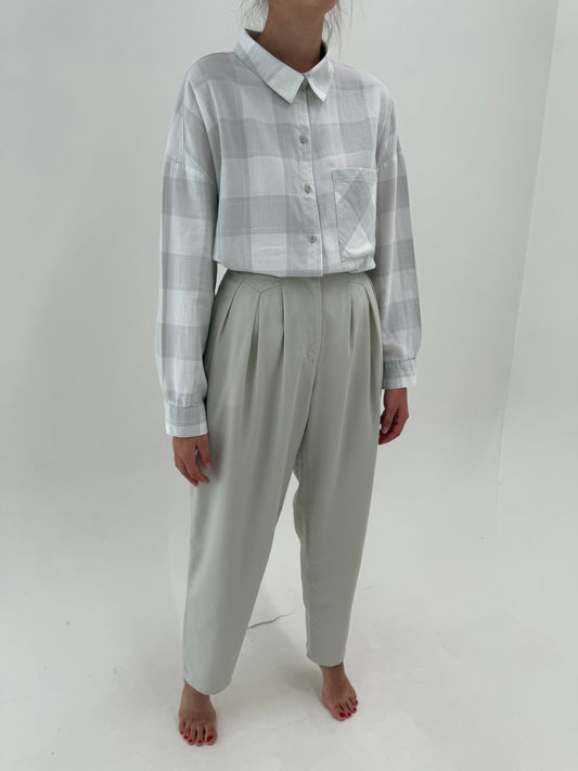 Pantaloni tall drapați cu pense si solduri generoase din bumbac gros texturat