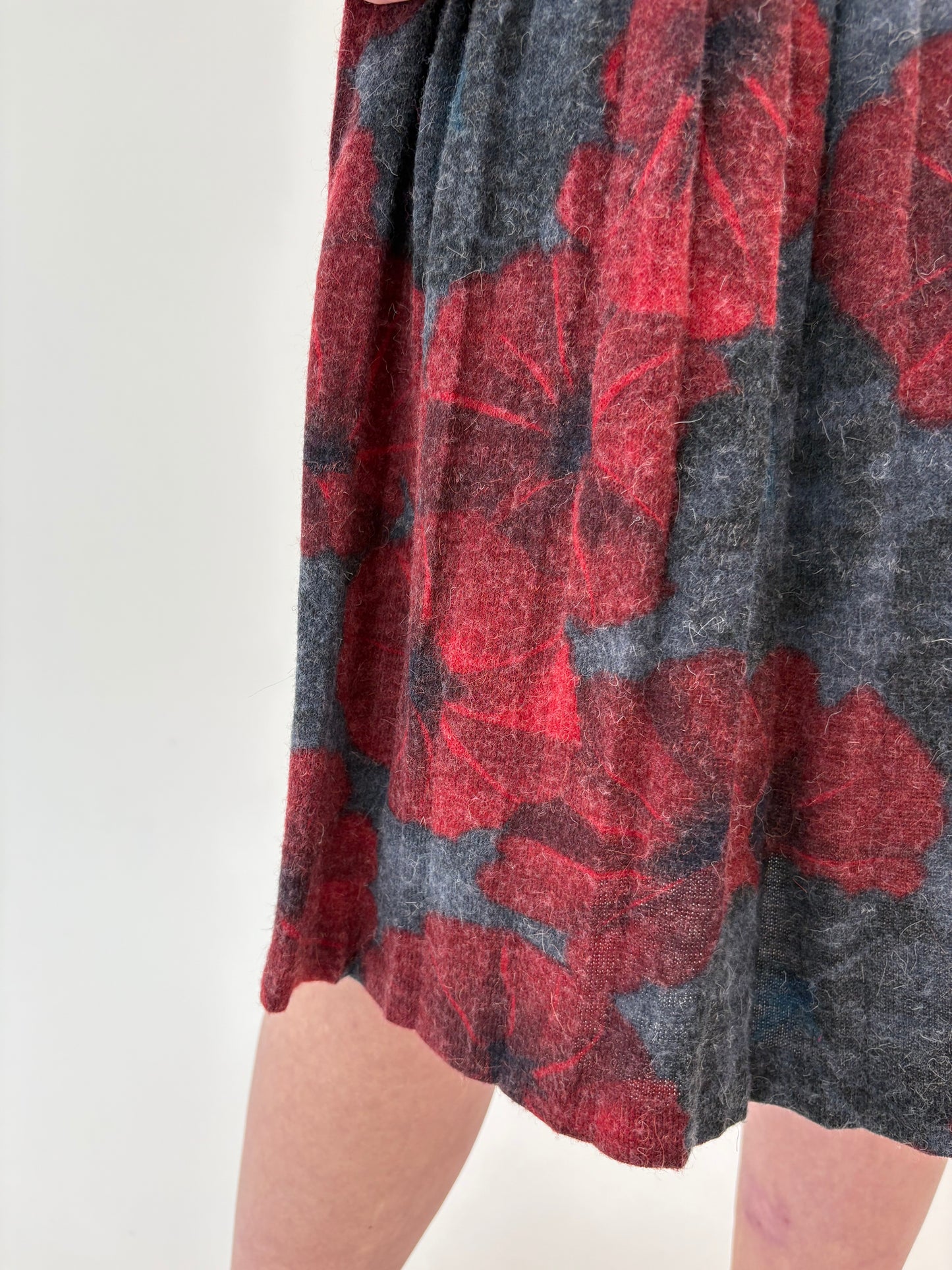 Fustă vintage plisată din tricot de lana extrafina cu print floral dark red