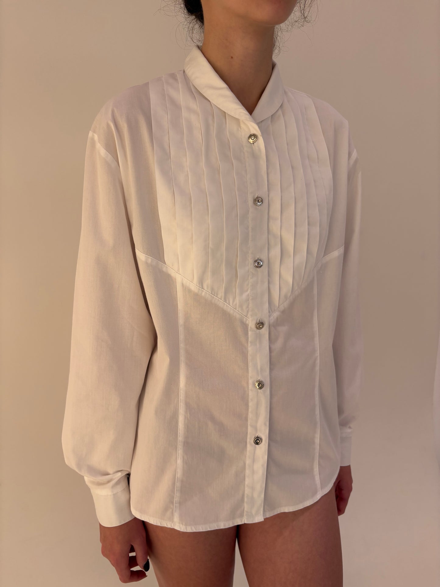 Cămașa high end cu pliseuri decorative în croi ușor cambrat