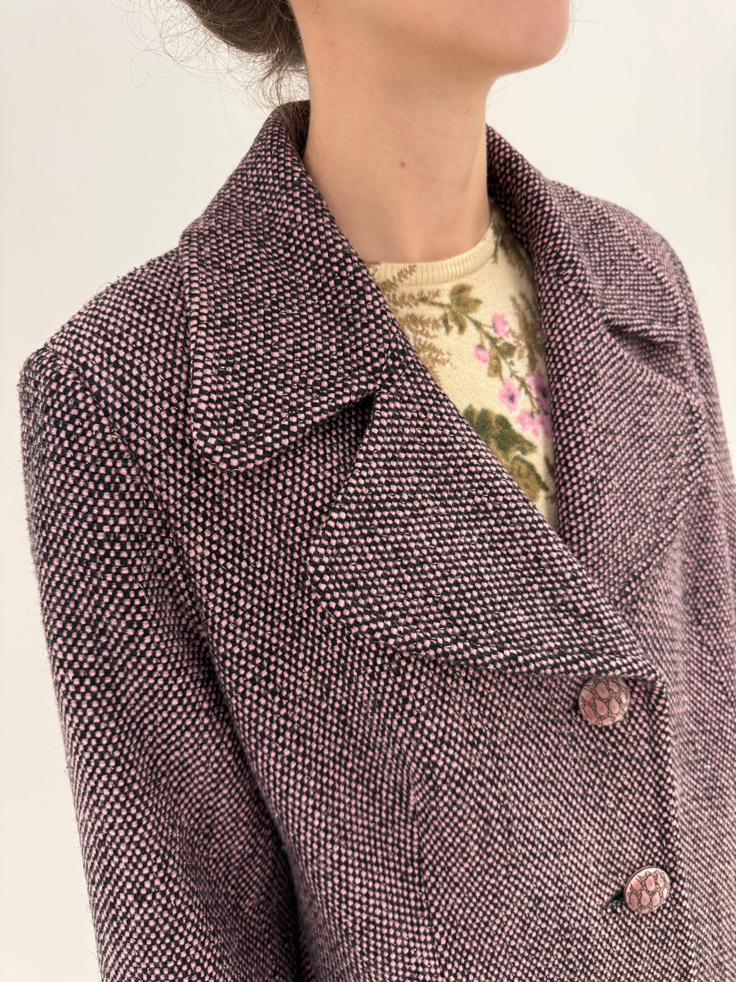 Palton din tweed roz pudrat cu negru și revere late în croi ușor cambrat