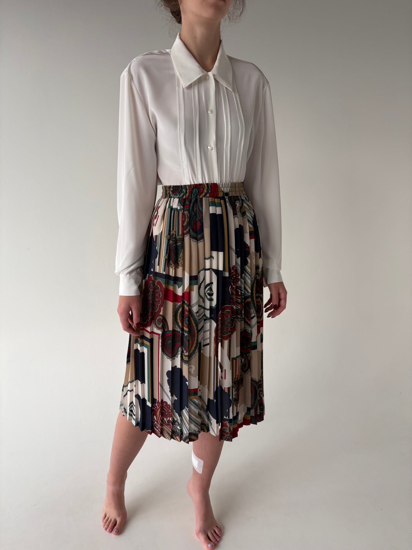 Fustă vinatge plisată în nuanțe clasice cu talie ultra înaltă marcată