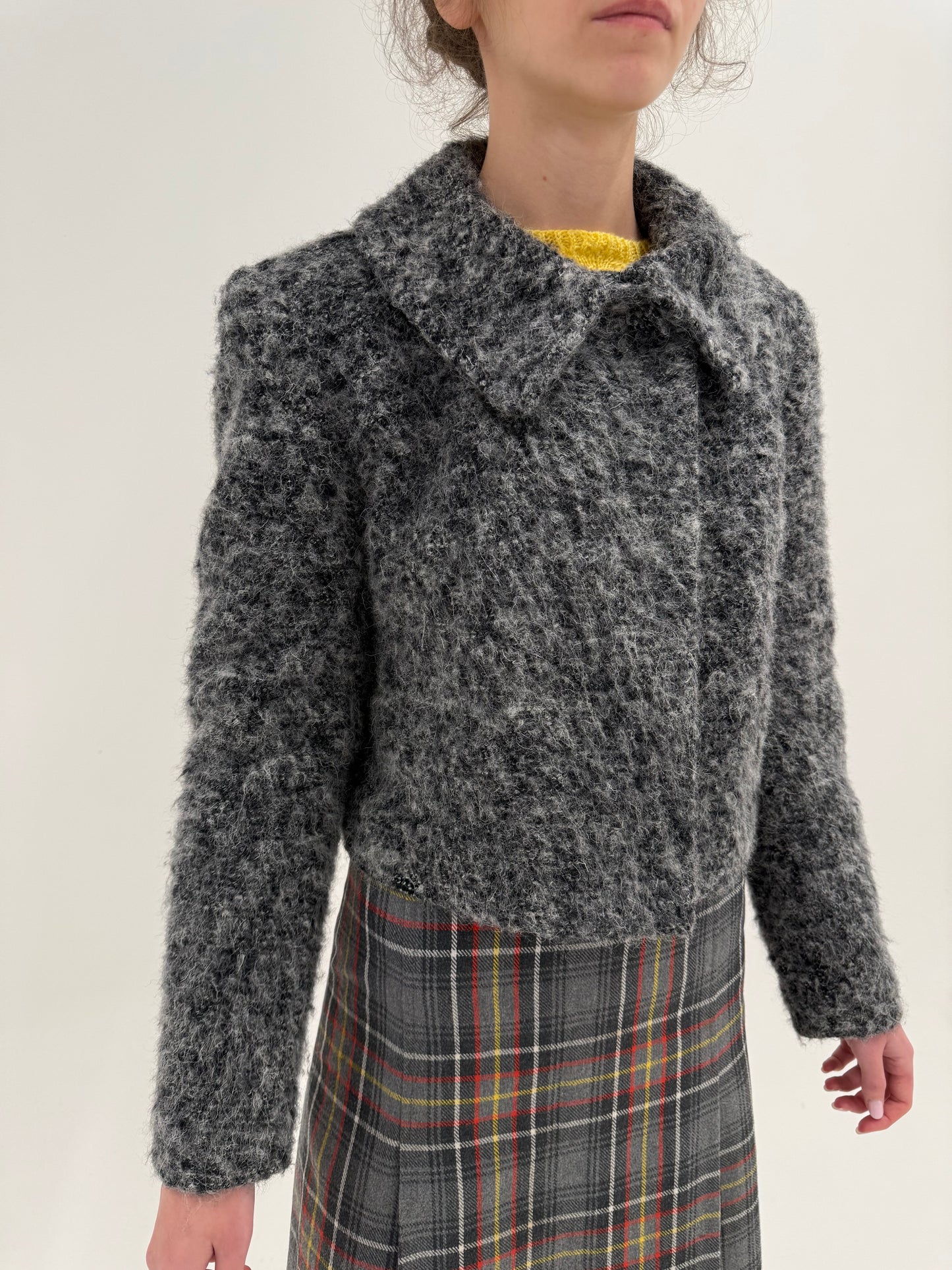 Jacheta din boucle de lana pufos în jumate de gri și croi actual