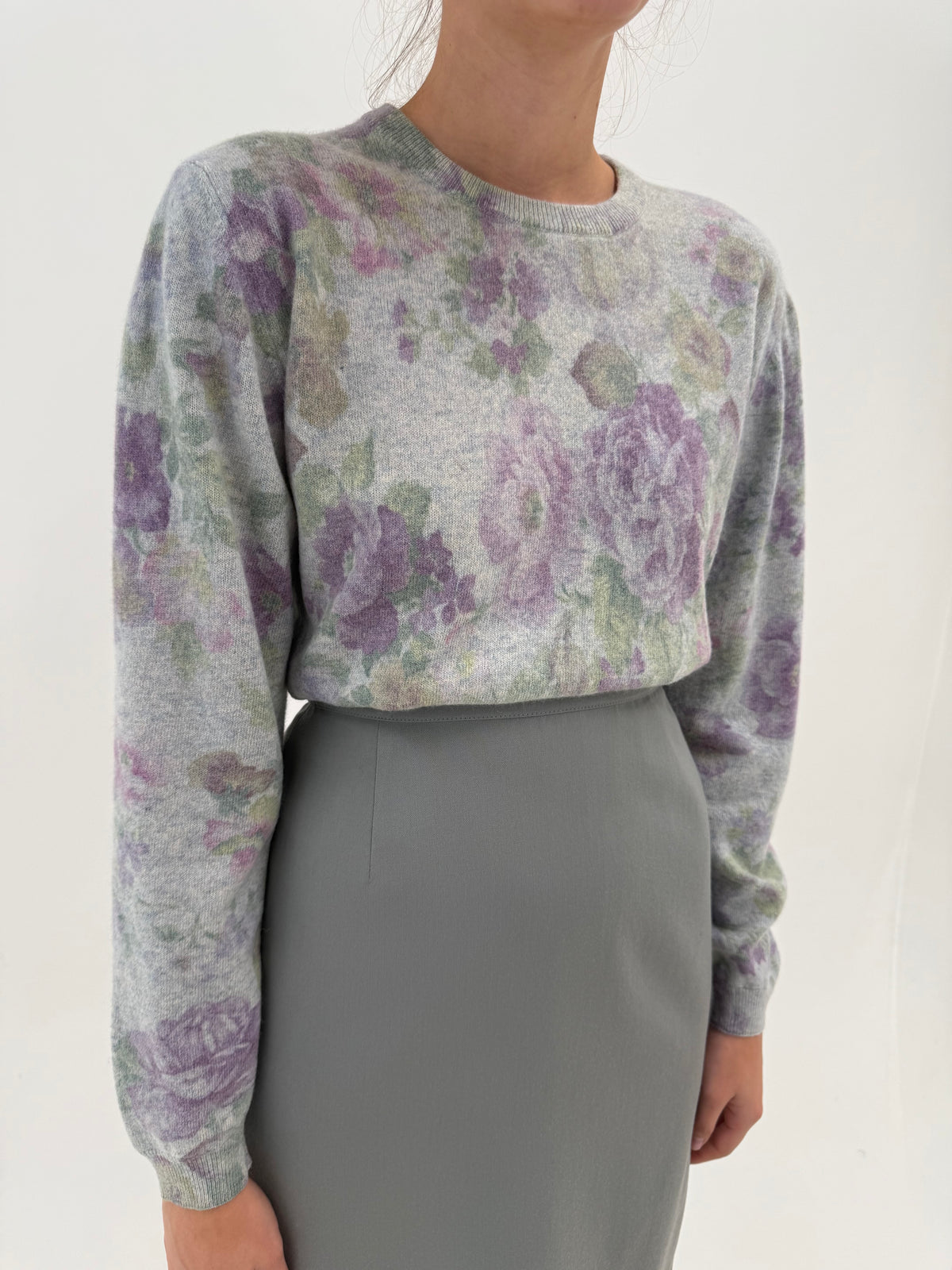 Pulover vintage dusty baby blue cu print floral superb 80% lana extrafina