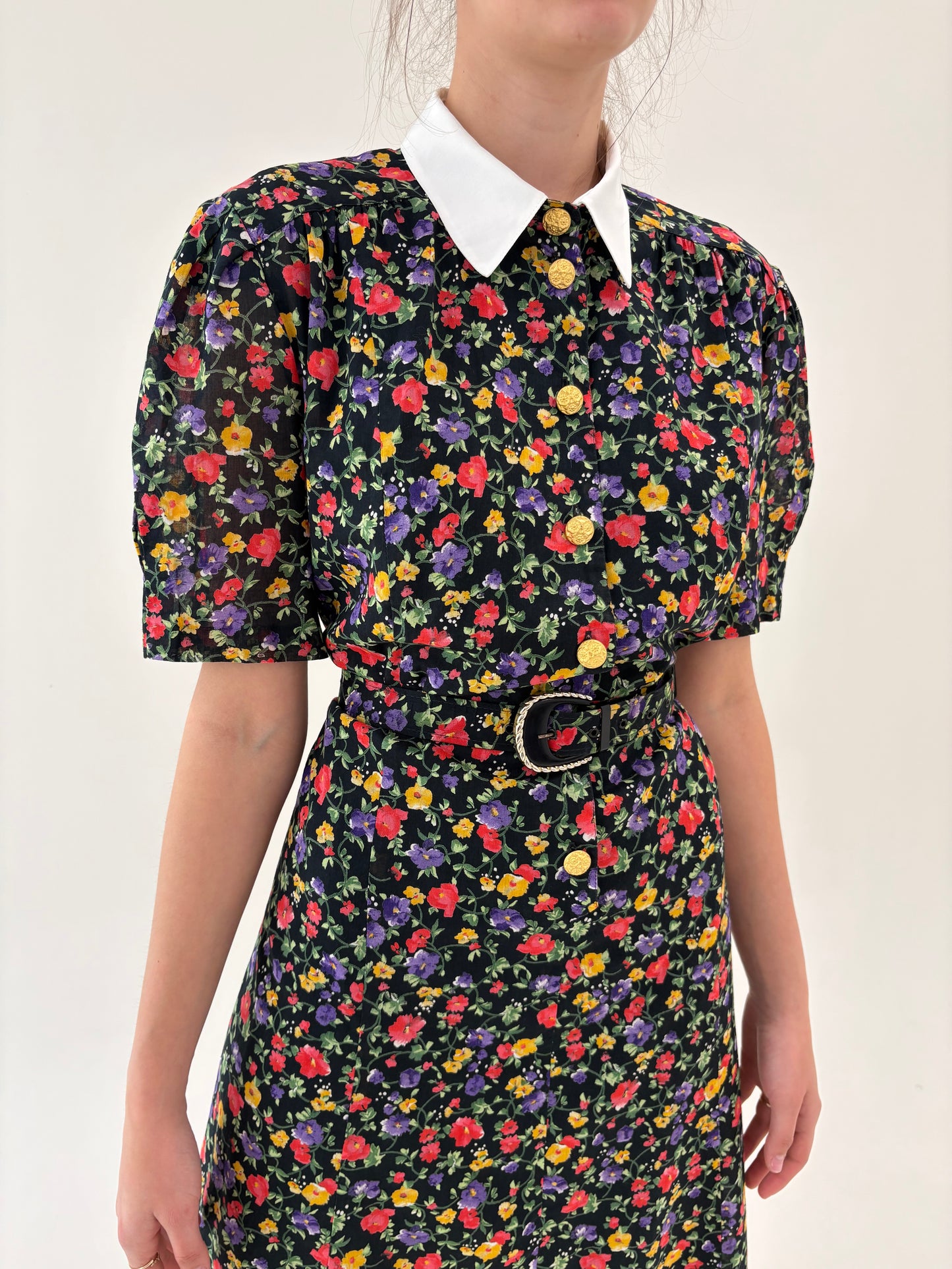 Rochie vintage cu print floral și guler contrastant cu centura proprie