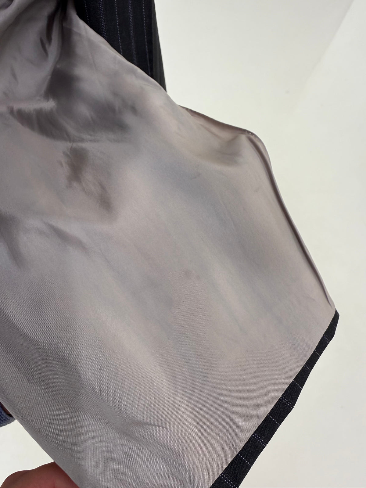 Costum Armani petite nou cu eticheta din lana excepțională cu dungi fine verticale