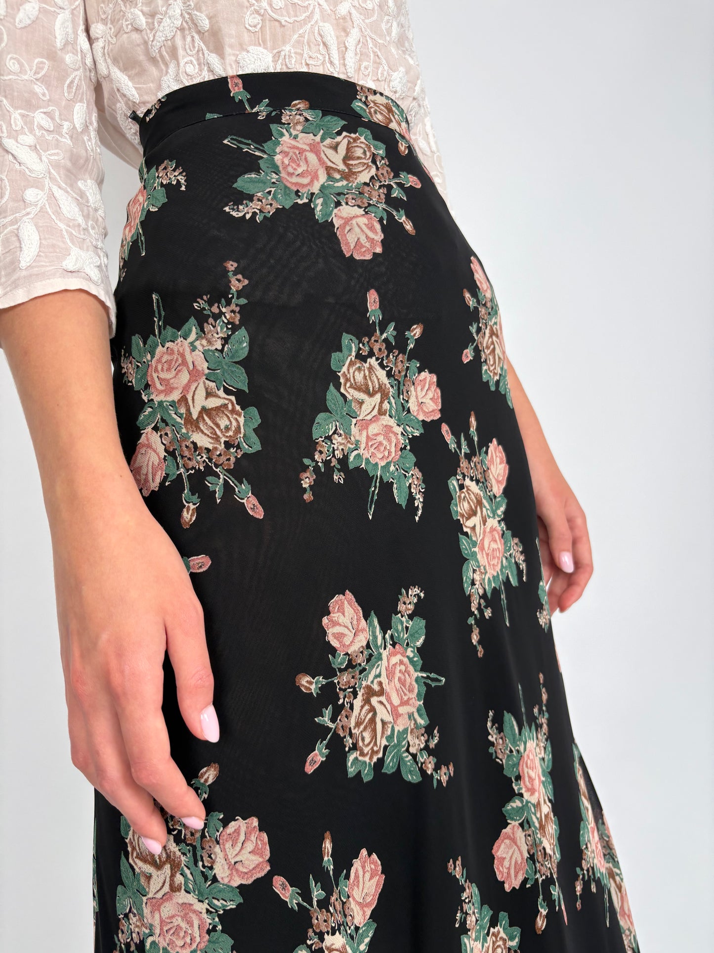 Fustă maxi neagră cu print floral superb powder pink