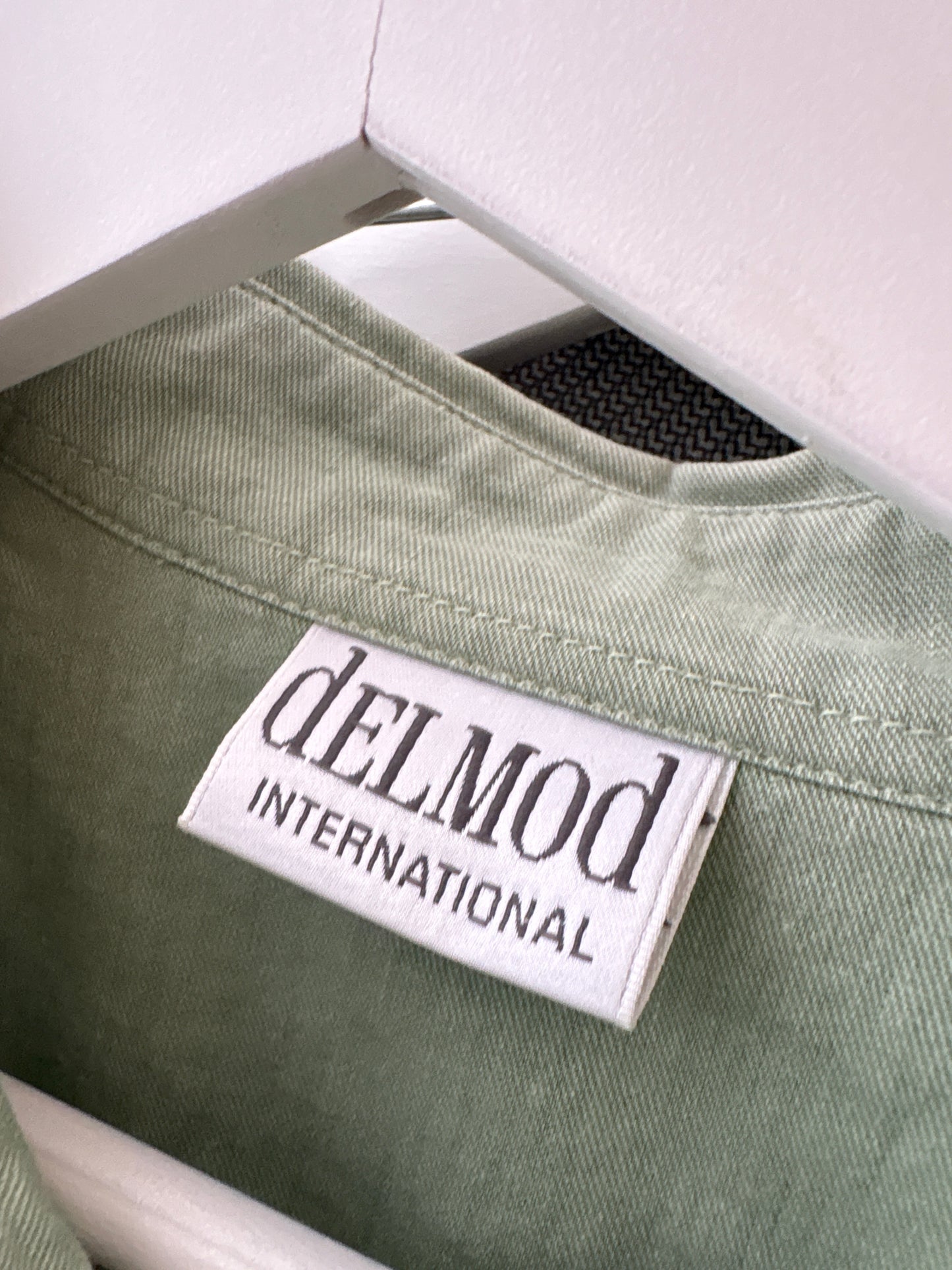 Deux piece de brand luxury Delmod light green cu nasturi metalici aurii