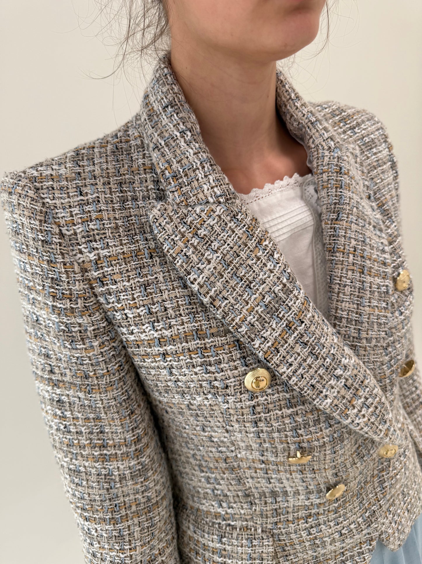 Sacou cambrat din tweed în stil chanel cu nasturi aurii și revere late