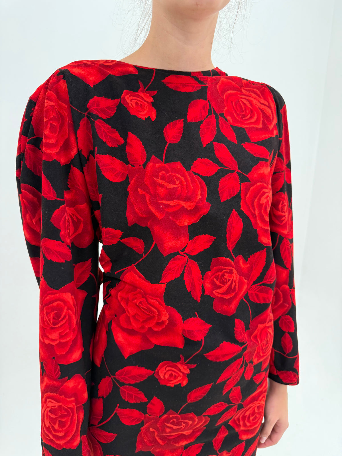 Rochie din lana extrafina neagră cu print roșu cu trandafiri și mâneci ușor bufante