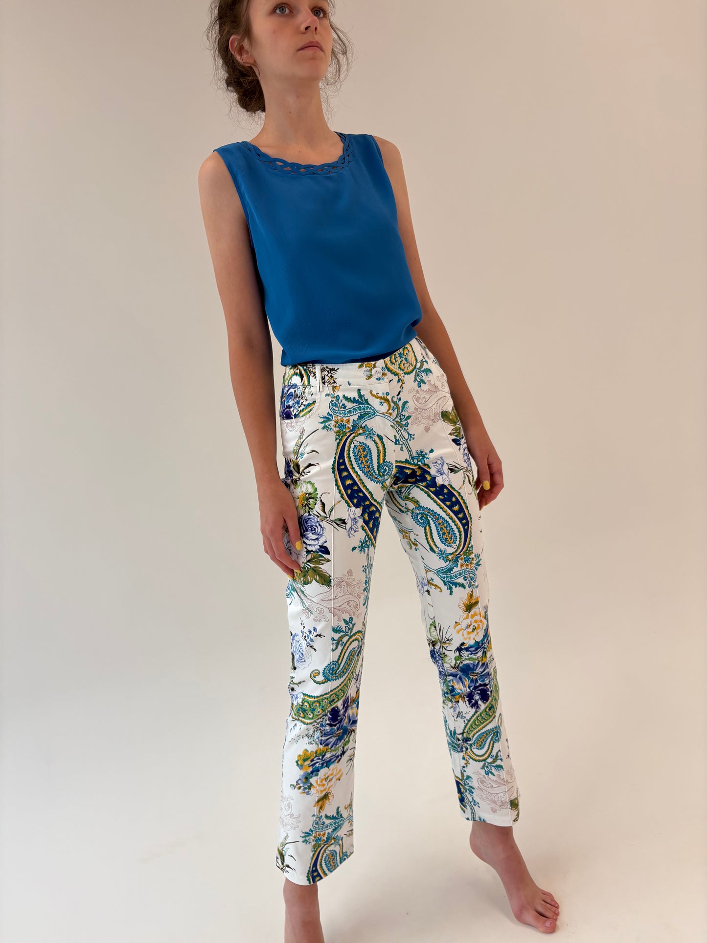 Pantaloni din bumbac modelator cu print paisley în culori superbe